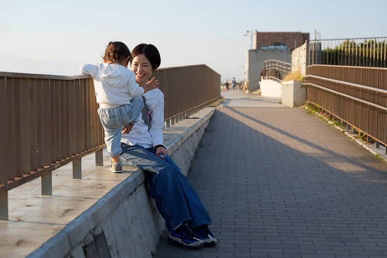 平田薫さんのインスタグラム写真 - (平田薫Instagram)「先日、娘が2歳の誕生日を迎えました🎂  本当にあっという間の2年。 1歳までもあっという間だったけれど、1歳から2歳も本当にあっという間。 赤ちゃんから幼児への成長スピードがとてつもなくて驚かされる日々でした。  子育ても次々と新しい課題が現れて、必死にあれやこれや試行錯誤しているうちにいつの間にかひと山もふた山も越えていて。 娘のアップデートに置いていかれないよう必死に食らいついた感じでしたが、振り返ると私もかなり成長させてもらって、逞しく強くなった一年でした。  一歳のお誕生日で家族みんなでお揃いにして着た、白パーカーとジーンズを着せてみたら、成長具合に本当に驚き。 最初は2個も3個も折り返していて、ずいぶん長く履けそうだなぁと思っていたのに、すっかりロールアップ無しで履けるように。 もう数ヶ月でツンツルテンのサイズアウトなのかなぁと思うと寂しいです。  一年前やっと数歩前に出たくらいで、倒れそうになる前に、スッと腰を下ろす姿を見てなかなか慎重だなぁと思っていたのに、 たった一年で足がかけられるところがあればグイグイ登っていけるお猿ちゃんに。 逃げ足も速い！！ボールを蹴るのも上手！！スイミングでもガンガン飛び込み！！ 高いところに登りたがるのは、私も子供の頃大好きで血かな。  4枚目の写真のように気に入った場所からは物凄い握力でひっぱっても離れず。 公園の遊具などからも引き離すのが一苦労。 自慢の握力で、鉄棒などにもたくさんぶら下がって身体を支えいます。 最近はもう懸垂？鍛錬しているようにも見えてきました。笑  1歳半頃から、イヤイヤ期かな？と感じる事はたまにありましたが、 2歳になって、いよいよ本格的なイヤイヤ期きたなぁ、と。これが魔の2年ってやつか、、と実感中。  朝から嫌！やだよー！やんない！たべない！やだー！！連発で本当笑うレベル。嫌ばっかり！(余裕がない日は笑えない。笑)  とてもパワフルでお昼寝もなかなかせずずーっと遊びに付き合う日々で、毎日毎日楽しいけれど、疲れも蓄積してきたなぁと感じていたこの頃。  ちょっと前まで、結構身体も心も疲れてきたなぁと思っていた所でしたが、凝り固まった身体をゴリゴリほぐしてもらってメンテナンスしてもらったところ、心の不純物も身体の不純物もスッキリ流れて大回復。 マッサージしてもらいながら実感したのですが、過去1身体がやられてバキバキゴリゴリでした。  イヤイヤ期で爆発すると、余裕がないと本当に疲れるししんどい。 けど、スッキリ元気になって疲れが抜けて、あっという間に成長していく娘の姿を見逃さないように、一緒に過ごせるこんなに可愛い時間をため息ついてる場合じゃない！と思い直し。 まだたった2歳の娘だけれどあっという間に2歳。  余裕を持って成長を見守れるように、私がしっかり健康で元気でいないとなぁと改めて実感したのでした。  ママ業に限らず、世の頑張ってる皆さん！ しっかり身体をメンテナスして沢山自分にご褒美をあげて過ごしましょ〜  元気でいたって、イヤイヤ期の激しい時は、泣きたくなるし、泣くし、イヤイヤ泣いてるところを人目を気にせず(気になるが)白目剥きながら担ぎ上げて歩くし、声を上げて怒りたくなる日もあるけれど…  でも、まだ宇宙語混じりで新しい言葉をぐんぐん吸収しながら一生懸命伝えてくれる姿も、だっこだっこと甘えてくる姿も、床とお友達なのも、今だけの可愛い可愛い期間。 そう思うと本当寂しくて泣ける！笑 噛み締めて噛み締めて楽しんでいこうと思います。  #2歳 #パパカメラ#この日乗りに乗ってて良い写真沢山 #新江ノ島水族館#大好き #あわたん」11月10日 9時07分 - hiratakaoru1215