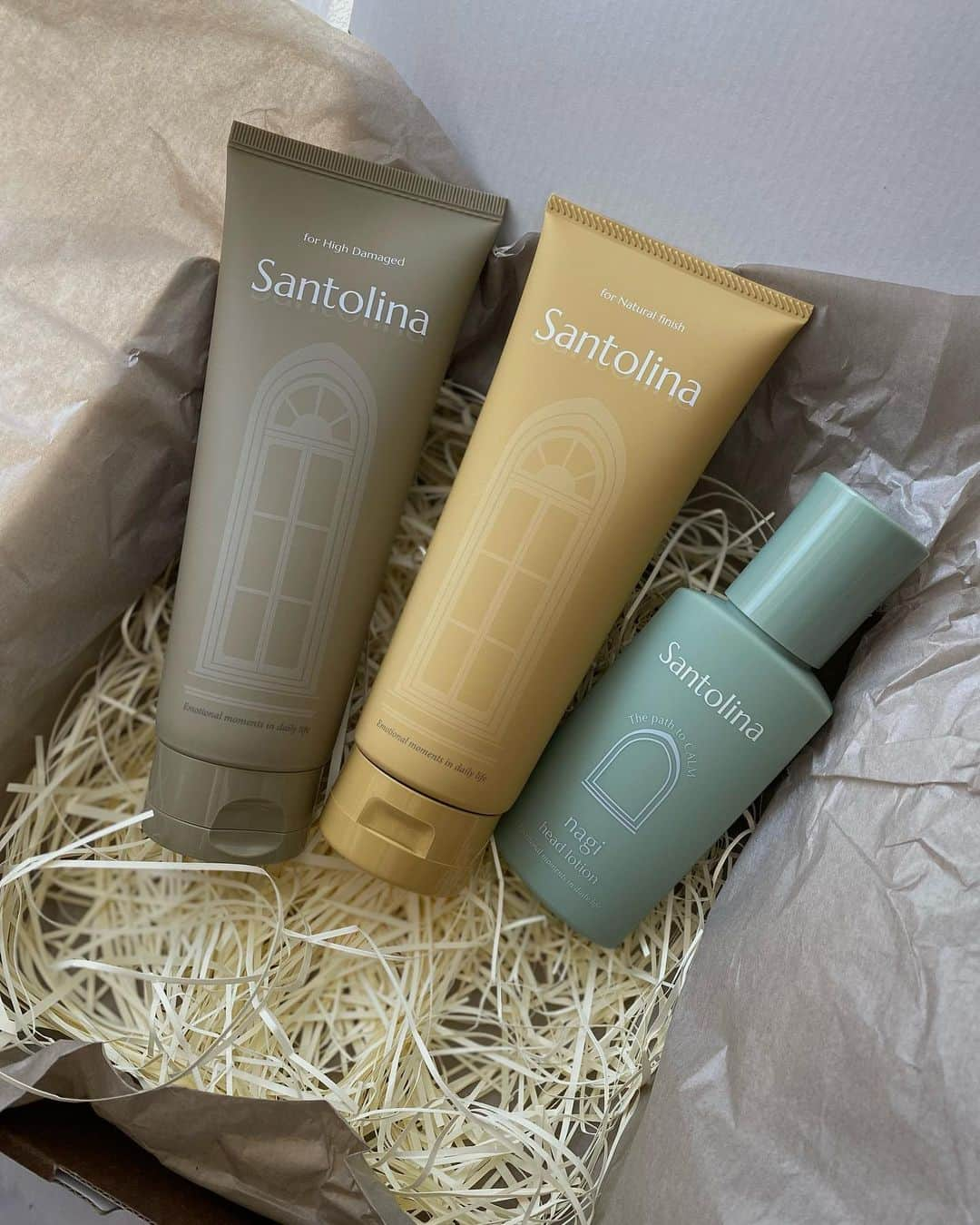 haruru0724のインスタグラム：「. ヘアケアブランド「Santolina」 @santolina.official  左から ▫️treatment for High Damaged Hair 硬毛、ハイダメージ・ブリーチ毛用  ▫️treatment for Natural Finish 細毛、軟毛、ダメージ毛用  この２つのトリートメントは、 ジェルタイプの洗い流さないトリートメントで、 熱に反応するから、 ドライヤーやヘアアイロンの前に使うよ！ キューティクルの内側からケアしてくれる✨ うねりやくせ毛もまとまりのある仕上がりに☺️  ▫️nagi head lotion 育毛、頭皮環境ケア成分配合で、 頭皮環境を健やかに整え、抜け毛や白髪ケアに アプローチしてくれるヘッドローション🤍  実際に使ってみたけど、 トリートメント使ったらまとまりが良くてびっくり！！ 私の毛は細いので、 真ん中の黄色の「for Natural Finish」を使ったよ☺️ 産後の抜け毛のために、 頭皮環境を健やかに整えてくれるアイテムは 最近の必需品🥺 なので、ヘッドローションはありがたい💕 . . . #PR #Santolina #サントリナ #ヘアケア #ヘアケア用品 #ヘアケアグッズ  #頭皮ケア #頭皮改善 #育毛ケア  #アウトバストリートメント #トリートメント #美容 #美容好き #美容好きな人と繋がりたい  #美容マニア #美容コスメ #コスメ紹介  #コスメレポ #コスメレビュー #産後ケア #0歳児ママ #小学生ママ #ママ美容 #haruru0724_cosme」