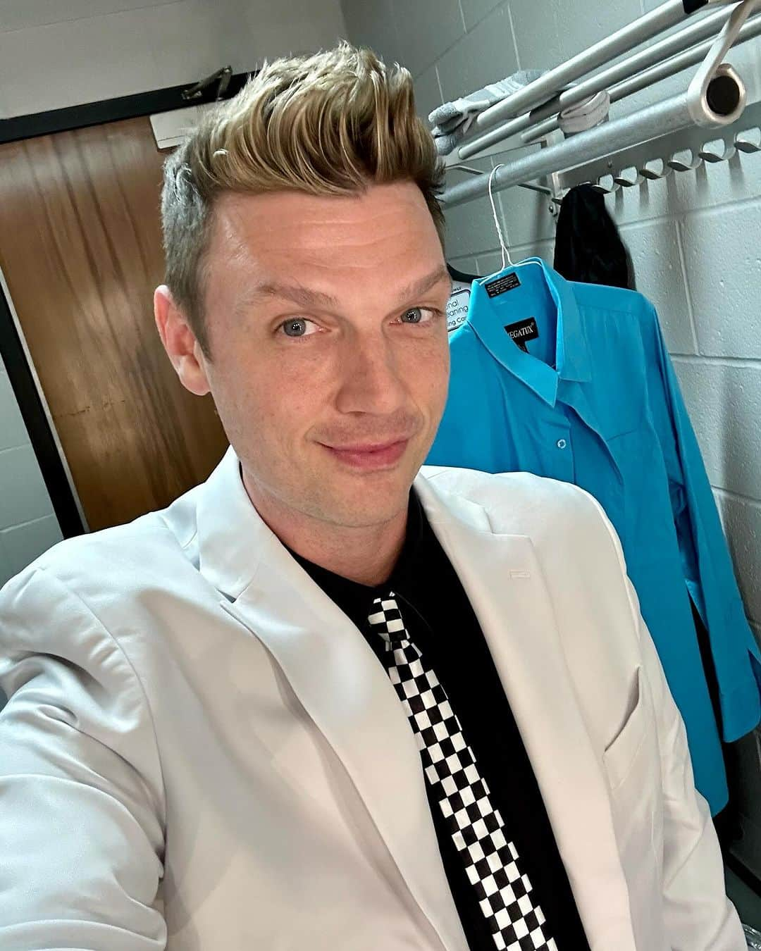 ニック・カーターさんのインスタグラム写真 - (ニック・カーターInstagram)「Guess I’m going with the black shirt for tonight’s show.  #whoiamtour #akron」11月10日 9時04分 - nickcarter