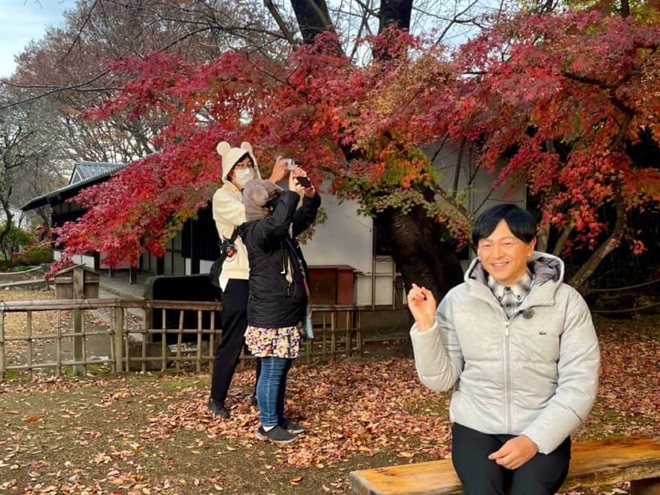 依田司さんのインスタグラム写真 - (依田司Instagram)「11月10日（金） 今年は紅葉前線がなかなか下りてきくれないので、標高６５９mの高原にある紅葉の名所、長野県小諸市の『小諸城址 懐古園』まで足を伸ばしました。今朝は底冷えする冷え込みで、スタッフは動物になりきってのお仕事です。 日本１００名城である小諸城には、４００年の歴史ある石垣が今も残り、この時期、モミジやケヤキなど、およそ１千本以上の木々が紅葉します。 例年と比べて２、３日遅れの紅葉です。 また、10年ぶりに復活した夜のライトアップも見逃せません！ 紅葉まつりは19（日）までの開催です。  #小諸城 #懐古園 #LACOSTE #ラコステ #依田さん #依田司 #お天気検定 #テレビ朝日 #グッドモーニング #気象予報士 #お天気キャスター #森林インストラクター #グリーンセイバーアドバンス #プロジェクトワイルド #IPCC伝導者 #japan #japantrip #japantravel #unknownjapan #japanAdventure #japanlife #lifeinjapan #instagramjapan #instajapan #療癒 #ilovejapan #weather #weathercaster #weatherforecast」11月10日 9時04分 - tsukasa_yoda