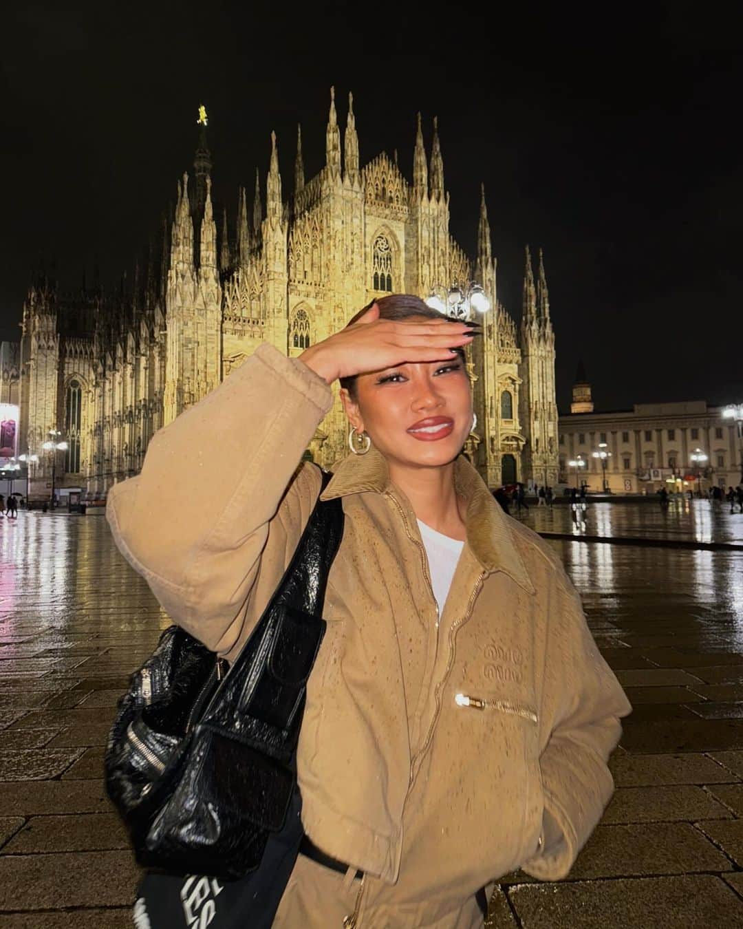 YOONのインスタグラム：「#MILAN Fitting DAY 2. Wet out hereeee 💦💧🩵」