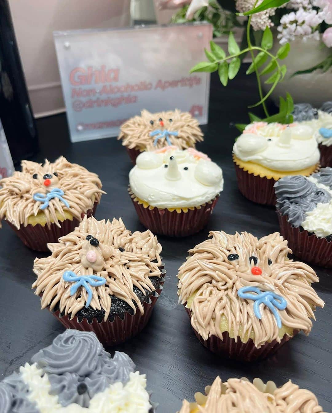 JEN ATKINさんのインスタグラム写真 - (JEN ATKINInstagram)「celebrated our @wagsandwalks partnership + @mane_____ curling iron & wand launch yesterday with a little pawty in our office! Thx everyone who stopped by and all vendors that made it cute: @delilahsflowertruck @kitchenprincess21 @luxebitesla @drinkghia @avaline special thx to @dogtographer.la 🐾🌸」11月10日 9時14分 - jenatkinhair