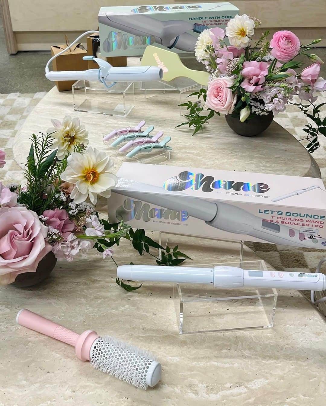 JEN ATKINさんのインスタグラム写真 - (JEN ATKINInstagram)「celebrated our @wagsandwalks partnership + @mane_____ curling iron & wand launch yesterday with a little pawty in our office! Thx everyone who stopped by and all vendors that made it cute: @delilahsflowertruck @kitchenprincess21 @luxebitesla @drinkghia @avaline special thx to @dogtographer.la 🐾🌸」11月10日 9時14分 - jenatkinhair