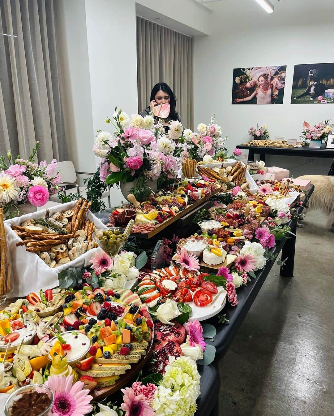 JEN ATKINさんのインスタグラム写真 - (JEN ATKINInstagram)「celebrated our @wagsandwalks partnership + @mane_____ curling iron & wand launch yesterday with a little pawty in our office! Thx everyone who stopped by and all vendors that made it cute: @delilahsflowertruck @kitchenprincess21 @luxebitesla @drinkghia @avaline special thx to @dogtographer.la 🐾🌸」11月10日 9時14分 - jenatkinhair