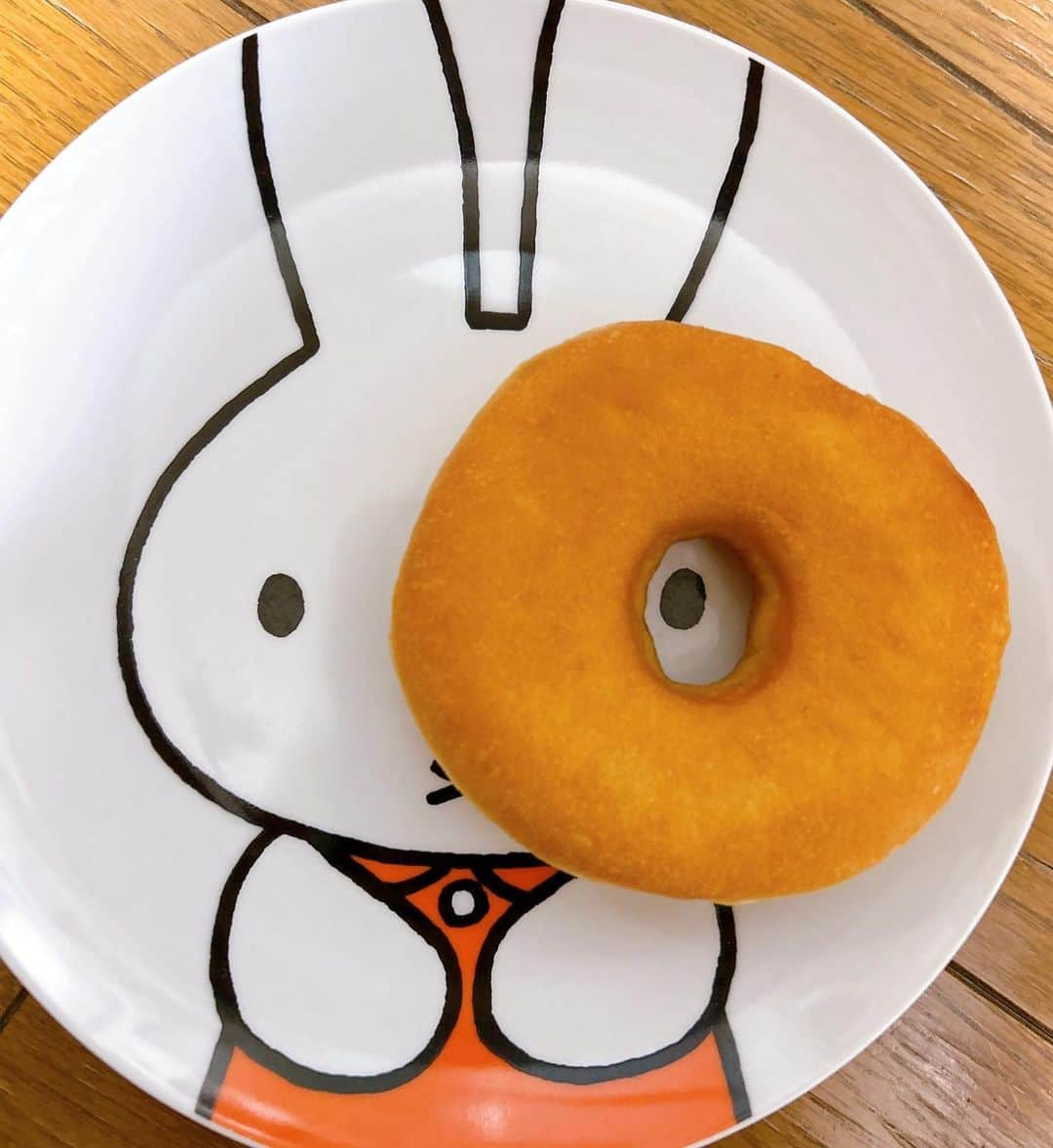 理絵のインスタグラム：「🧡🍩🧡  ちょっと自分にもやもやした昨日の帰り道  ドーナツを買って帰宅  お砂糖とか付いていないプレーン  甘くないけれど美味しくて  ふわふわのドーナツに  癒されました❕  #higumadoughnuts  #ドーナツ #donut #理絵が食べたり飲んだり」