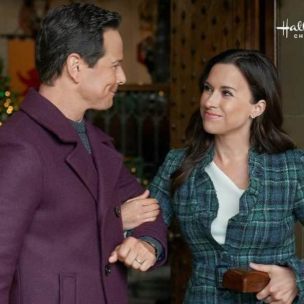 レイシー・シャベールさんのインスタグラム写真 - (レイシー・シャベールInstagram)「I’m so excited that I finally get to share this with you! Reuniting with @iamscottwolf for #AMerryScottishChristmas for @hallmarkchannel was a dream come true! Scott is forever family to me and this reunion with him was pure joy. I hope you love the movie on November 18! #countdowntochristmas」11月10日 9時08分 - thereallacey