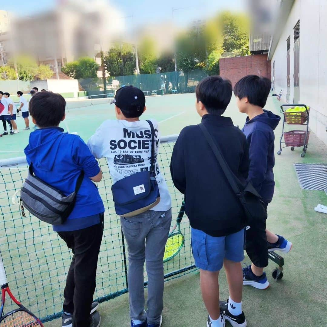 中村仁美さんのインスタグラム写真 - (中村仁美Instagram)「長男　小学６年生  学校から帰宅後 毎日毎日私は叫んでいる  早くやっちゃいなよ  先にやることやってから遊べば？  なかなか勉強を始めないだけでなく 集中力もない長男  やっと勉強し始めた！ と思ったら  私に話しかけ 水を飲みに行き トイレに行ったついでに 流れで弟達に混ざって 遊んでいる  また休憩？ 勉強しているより 休憩の時間のほうが長いんじゃないの？  ということで 時間を測ってみることにした  鉛筆を持ち始めてから 漫画を読み始めるまで  結果は…  ７分  そんなはずはない！ しかもこれは、丸つけ込みの時間だ  もう一度、測ってみた  ６分  親子で驚いてしまった💨  #長男 #小６ #これはヤバい  #来年は中学生 #大丈夫か、長男！？  #心配しかない」11月10日 9時09分 - nakamura_hitomi_official