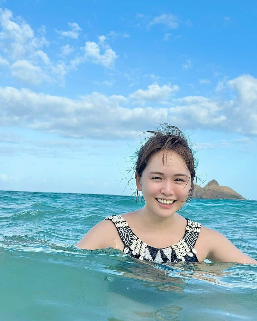 菅本裕子のインスタグラム：「新婚旅行🌺行ってました！遅い！ ⁡ 撮ってもらう写真、全然映えないのは楽しい証拠！撮ってもらう時にインスタっぽい顔ができない🤣恥ずかしくない？🤣 ⁡ 海行くし、暑いし、ほとんどすっぴんで過ごしたんだけど、すごい心地よかったな〜。キャミソールで歩いても全然違和感ないの、最高！😂 ⁡ 今回はハレクラニというホテルに泊まったよ！ Xで、みんなにおすすめのホテルを聞いたら1番多いのがハレクラニだったので！とても良いホテルでした！プールも綺麗だし！教えてくれたみんなありがとう！ ⁡ めっちゃゆっくりしたし、日本に帰ったらお仕事バリバリ頑張るぞー！💪 ⁡ アロハ〜🤙🌺♡ ⁡ #ハワイ旅行 #新婚旅行」