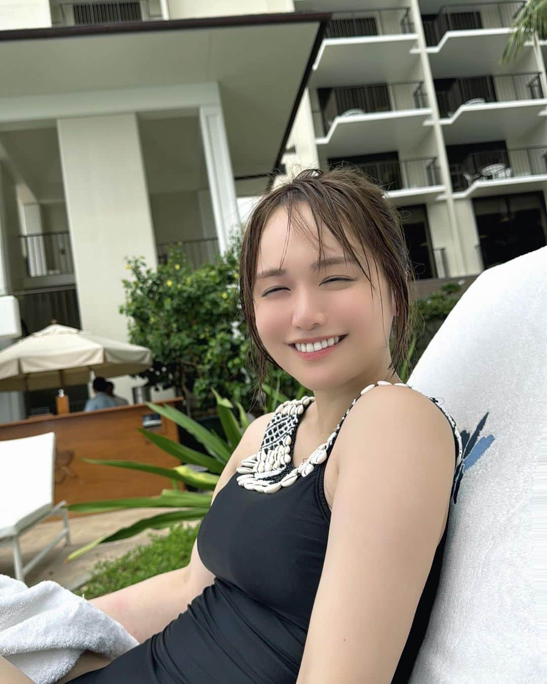 菅本裕子さんのインスタグラム写真 - (菅本裕子Instagram)「新婚旅行🌺行ってました！遅い！ ⁡ 撮ってもらう写真、全然映えないのは楽しい証拠！撮ってもらう時にインスタっぽい顔ができない🤣恥ずかしくない？🤣 ⁡ 海行くし、暑いし、ほとんどすっぴんで過ごしたんだけど、すごい心地よかったな〜。キャミソールで歩いても全然違和感ないの、最高！😂 ⁡ 今回はハレクラニというホテルに泊まったよ！ Xで、みんなにおすすめのホテルを聞いたら1番多いのがハレクラニだったので！とても良いホテルでした！プールも綺麗だし！教えてくれたみんなありがとう！ ⁡ めっちゃゆっくりしたし、日本に帰ったらお仕事バリバリ頑張るぞー！💪 ⁡ アロハ〜🤙🌺♡ ⁡ #ハワイ旅行 #新婚旅行」11月10日 9時10分 - yukos0520