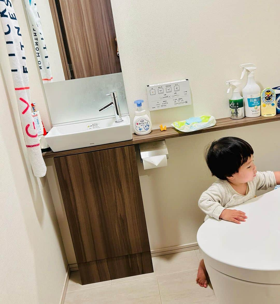 世手子のインスタグラム：「PR Babies like clean toilets👶🍼 I want to keep my room clean even though I have a hard time raising children🤩 I always get help from housekeeping🧹 赤ちゃんは綺麗なトイレが好きなようですw🚽  今月は親子で体調崩してしまいました😭 なのに流行り風邪にはひっかからず  寿々太郎はんが中耳炎でお熱🤧 私はアレルギー性鼻炎でお熱🤒 親子共々、耳鼻科行きで体調ぐてぐて💦 そんなときこそ @pinay_housekeeping  #ピナイ家政婦サービス #ピナイ #掃除代行 #家政婦 #家事代行サービス #家事代行 #フィリピン人家政婦 #ピナイ家事代行サービス お願いしました🤲 体調悪くても綺麗な部屋にいたい(●´ω｀●) あぁもう神様 Messiahとは彼女たちのことです。 すみからすみまで綺麗にしてくれました(๑˃̵ᴗ˂̵) ダンボール仕分けまでゴミも整理してくれます👏 本当助かりました✨✨ ピカピカ✨ 今年もまだまだ宜しくお願いします🙇」