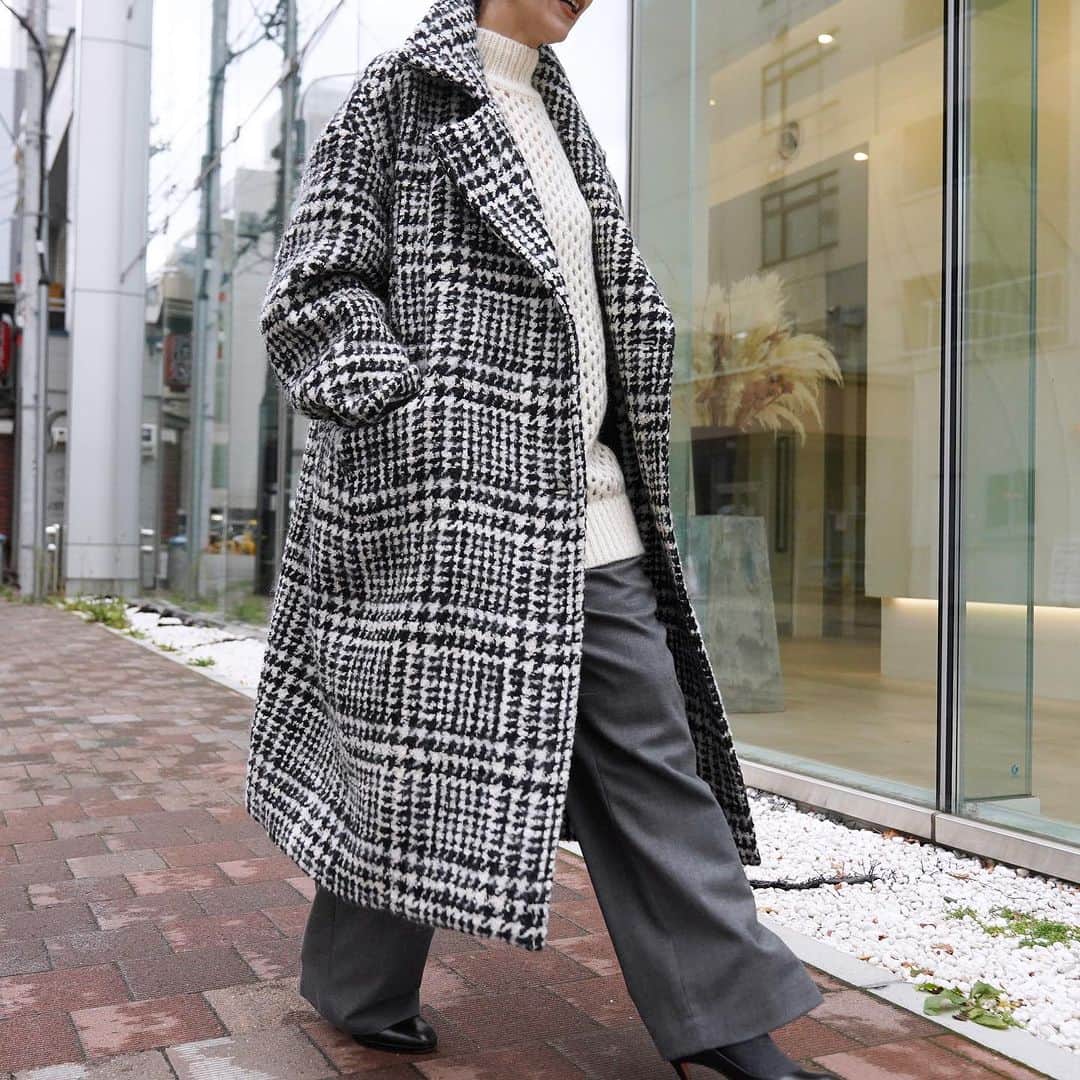 のインスタグラム：「. [CLANE] SHORT SHAGGY COCOON OVER COAT.  CLANEでは珍しい、低身長の方でも着やすいやや短めの丈感で、全体的に丸みのあるオーバーサイズコート。 千鳥柄の生地は、スラブ糸、ループ糸、モヘア糸をMIXさせた、立体感と表情のある生地に仕上げました。 日本製素材の拘りの生地を使用しました。  胸とウエスト部分にポケットを施し、衿に釦を付けて閉じて着られるデザインと機能性を兼ね備えたアイテムです。 袖幅も太めに設定しているので、オーバーサイズのニットも着込んでいただけます。  -  #mawsapporo #MāW #insonlinestore #clane #sapporo #hokkaido #23aw」