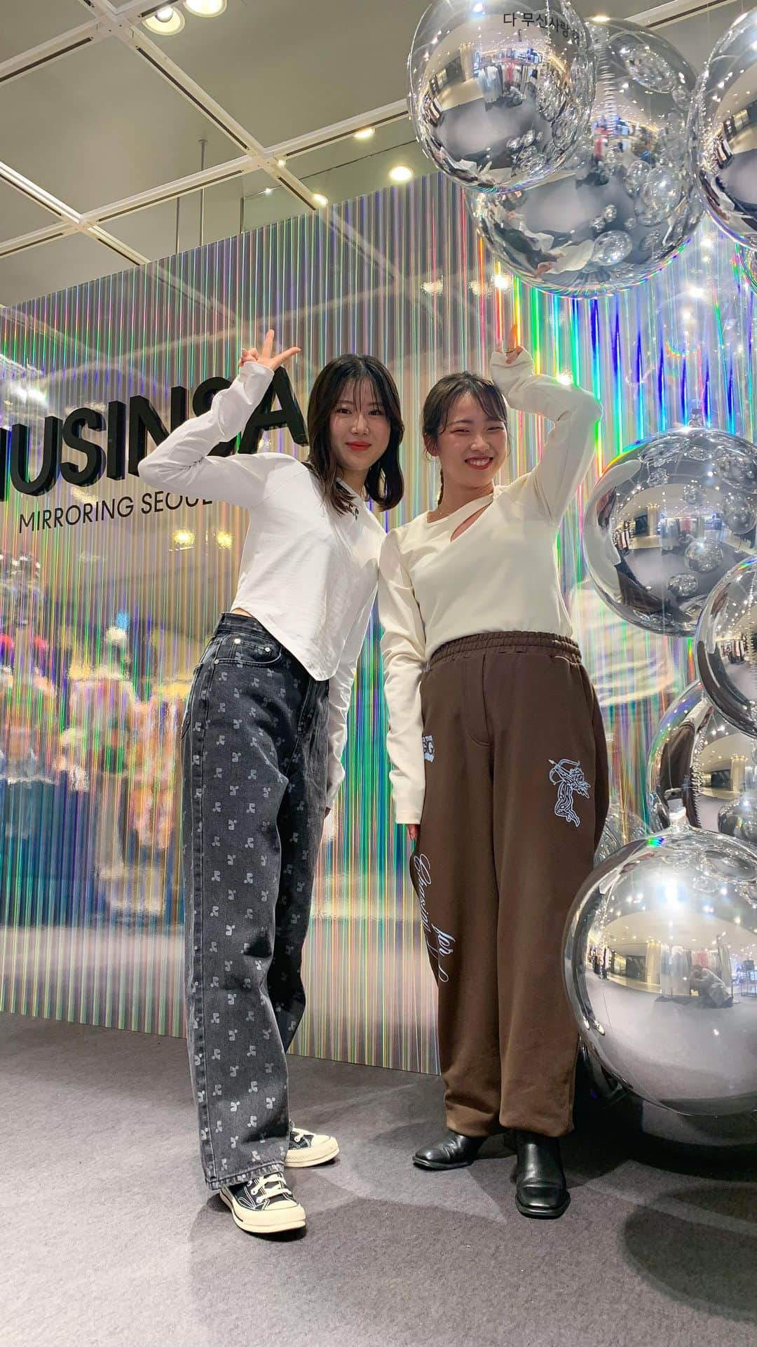 HANKYU.MODEのインスタグラム：「INSTA LIVE 𝙈𝙐𝙎𝙄𝙉𝙎𝘼 𝙋𝙊𝙋 𝙐𝙋 𝙎𝙏𝙊𝙍𝙀 𝙈𝙄𝙍𝙍𝙊𝙍𝙄𝙉𝙂 𝙎𝙀𝙊𝙐𝙇 at 3F コトコトステージ31,Something Good Studio,プロモーションスペース31.33 Until 11/14  韓国最大級ファッションECストアとして、韓国の最新トレンド・カルチャーを世界に発信する「MUSINSA（ムシンサ）」が3階の4つのイベントスペースに登場。 ポップアップストアの様子をお届けいたします📸 ソウルの今を体感できるブランドセレクトや、フォトスポット・大きなNewJeansちゃんも…！盛りだくさんなイベントです☺︎  #musinsa #ムシンサ #阪急うめだ本店 #大阪 #韓国 #韓国ファッション  #ファッション #うめだ #ootd #오오티디  #hankyumodemusinsa  #hankyumode」