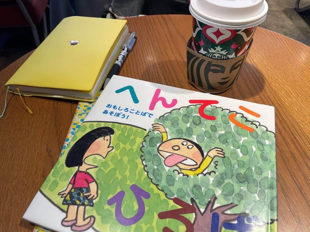 小林亜里紗のインスタグラム：「今日は　#読み聞かせボランティア　の日。 #小学校　へ。 バス待ってると読み聞かせの時間に間に合わないので、ムスメと一緒に家を出て、長男を幼稚園に送り届け、登校。 顔見知りの子達が、1年生から6年生までみーんな自分から声かけてくれて。 ムスメが大好きで懐いている6年生が、ムスメとお友達を教室まで連れて行ってくれてたり。 みんなかわいすぎか。 1年生はずっと喋りかけてくるし。 頭にねりけしつけちゃって取ってって頭差し出してくるし🤣 読み聞かせが始まれば真剣に静かに聞いてくれて。(もう1人のママさんが、紙芝居を読んでくださった。) 先生に子供達声出してもいいですか？と確認して、言葉遊びの本を読んだら、みんな一緒に素直に頑張って考えて答えてくれて。 最高にかわいいのです。  次は何を読もうかなぁ？  #へんてこ #絵本  この後は移動して、幼稚園のママたちに読み聞かせレッスン。 の前に、#今シーズン初　の　#ジンジャーブレッドラテ　#スタバ　#1番好きなラテ　❤️ 冬がきたなと感じる瞬間。そして、クリスマスの準備をせねば。」