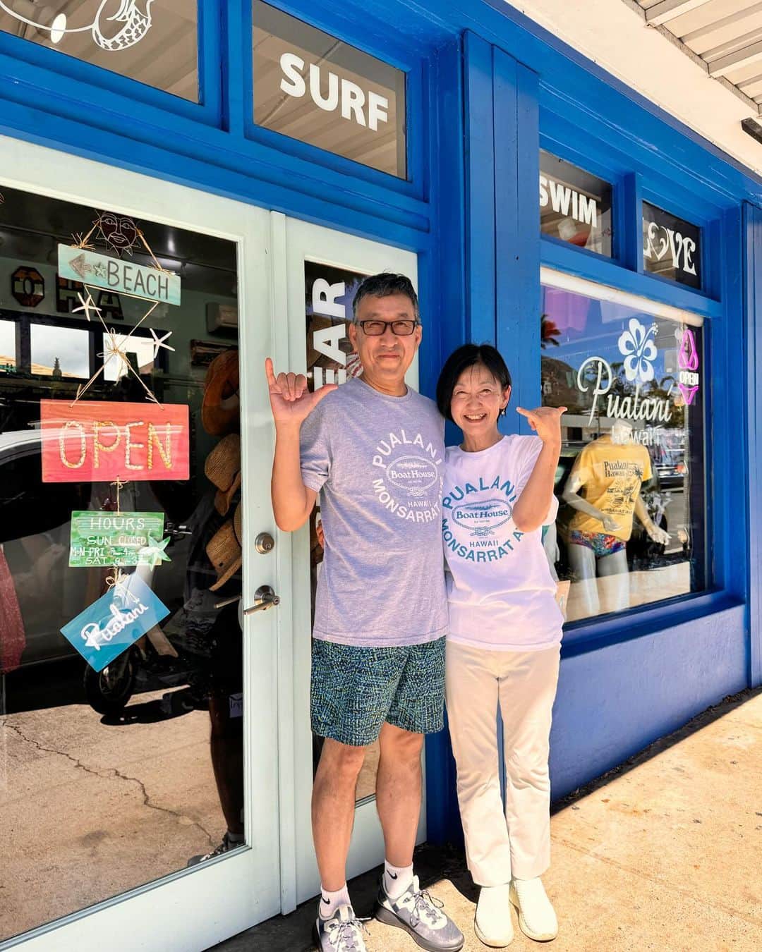 Pualani Hawaii Beachwearのインスタグラム：「笑顔が素敵な野口ご夫妻、コラボTシャツ着てALOHA🌺  色違いでお揃い、とっても素敵です。  KCCマーケットの帰り道にも、立ち寄ってくださいました☺️  来店ありがとうございました！ またハワイでお会いしましょう🥰  #ハワイ限定 #hawaii #ハワイ #ハワイ旅行 #ハワイ土産 #ハワイ好きな人と繋がりたい #ハワイ購入品 #ハワイ好き #ハワイ暮らし #ハワイ情報 #ハワイお土産 #aloha #ハワイ旅 #ハワイ限定品 #ハワイショッピング#モンサラット#プアラニハワイ#ボートハウス#キャプテンサンタ#モンサラットアベニュー#プアラニハワイビーチウェア」
