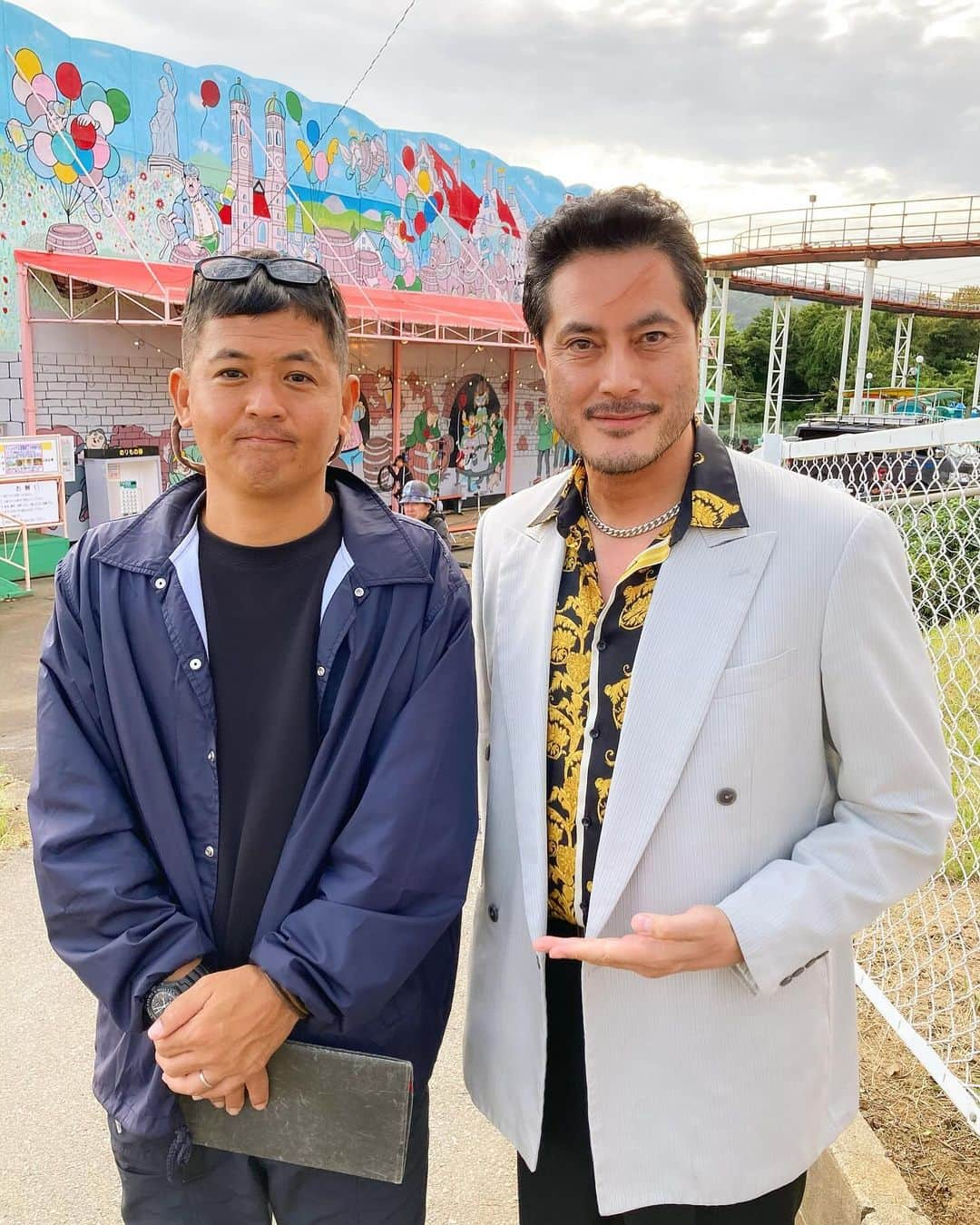 成松修さんのインスタグラム写真 - (成松修Instagram)「本日よる23:15から金曜ナイトドラマ『今日からヒットマン』第3話　殺し屋 猪瀬牛次 役 テレビ朝日にて放送‼︎  撮影終わりに中前勇児監督とパシャリ  髙橋海人くん、三宅健さんと一緒だった『ボーイフレンド降臨!』ぶりの中前組でした！ 中前さんの演出は短い時間の中でわかりやすく的確で演技に集中できました。  今日のよるはリアルタイムで 色んな思いを込めて撮影に挑んだ作品なので是非観て下さい‼︎  #今日からヒットマン #テレビ朝日 #金曜ナイトドラマ #5ch #金曜ナイトドラマ今日からヒットマン #中前勇児 #監督 #相葉雅紀 #山本舞香 #本仮屋ユイカ #深澤辰哉 #筧利夫 #勝村政信 #本日放送 #観てね」11月10日 9時21分 - ore_osamu