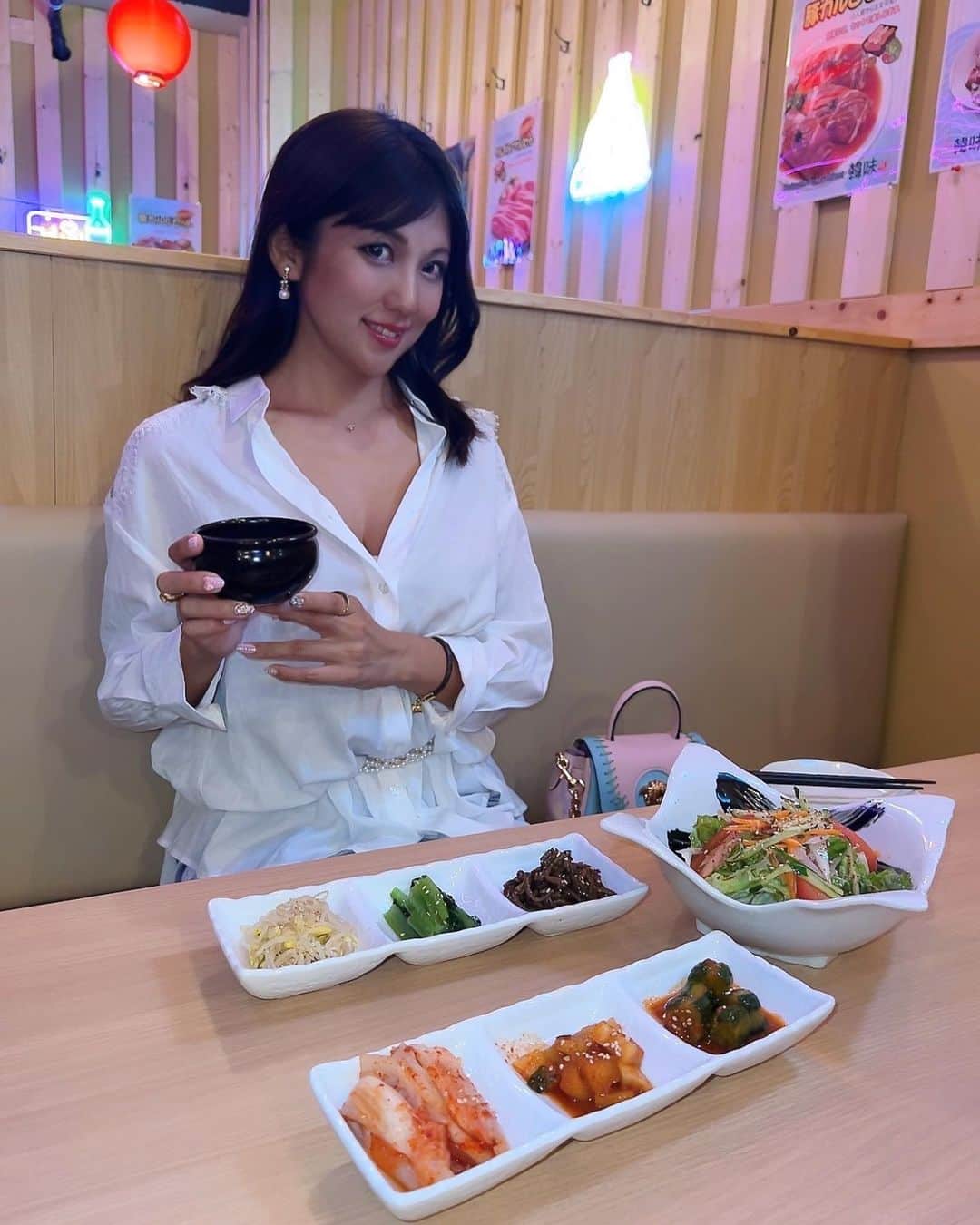 神谷麻美さんのインスタグラム写真 - (神谷麻美Instagram)「#ネオレトロ #大衆韓国酒場 #韓味 で、 #食べ飲み放題コース 食べたよっ🥰💖✨️  全部味しっかりついてて、本格的な韓国料理が食べれるよ🥰💕✨️ 全部すごく美味しいよ💖🥰🌈🇰🇷💖✨  人気の#サムギョプサル や#エビロールサムギョプサル など全21品すべて食べ放題のコースだよ❤️✨️  #ヤンニョムチキン、初の#カルビチキン も甘くてすごく美味しすぎたっ🐔❤️✨️  #チヂミ もカリカリで美味しすぎる🥰💖✨️  #スンドゥブ、と、前菜にもある#ゼンマイ が美味しすぎるっ🥰💖✨️  #ケランチム は、ふわっふわの卵料理で美味しいよ🍳 💕  #韓国料理 も好き🥰🧀💖✨️  PR @hanmi5828 #上野広小路 #上野広小路グルメ #御徒町グルメ #御徒町韓国料理 #御徒町飲み放題 #上野グルメ #上野韓国料理 #上野飲み放題」11月10日 9時21分 - asamice428