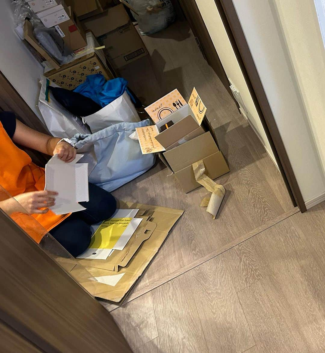 世手子さんのインスタグラム写真 - (世手子Instagram)「PR Babies like clean toilets👶🍼 I want to keep my room clean even though I have a hard time raising children🤩 I always get help from housekeeping🧹 赤ちゃんは綺麗なトイレが好きなようですw🚽  今月は親子で体調崩してしまいました😭 なのに流行り風邪にはひっかからず  寿々太郎はんが中耳炎でお熱🤧 私はアレルギー性鼻炎でお熱🤒 親子共々、耳鼻科行きで体調ぐてぐて💦 そんなときこそ @pinay_housekeeping  #ピナイ家政婦サービス #ピナイ #掃除代行 #家政婦 #家事代行サービス #家事代行 #フィリピン人家政婦 #ピナイ家事代行サービス お願いしました🤲 体調悪くても綺麗な部屋にいたい(●´ω｀●) あぁもう神様 Messiahとは彼女たちのことです。 すみからすみまで綺麗にしてくれました(๑˃̵ᴗ˂̵) ダンボール仕分けまでゴミも整理してくれます👏 本当助かりました✨✨ ピカピカ✨ 今年もまだまだ宜しくお願いします🙇」11月10日 9時23分 - rojide