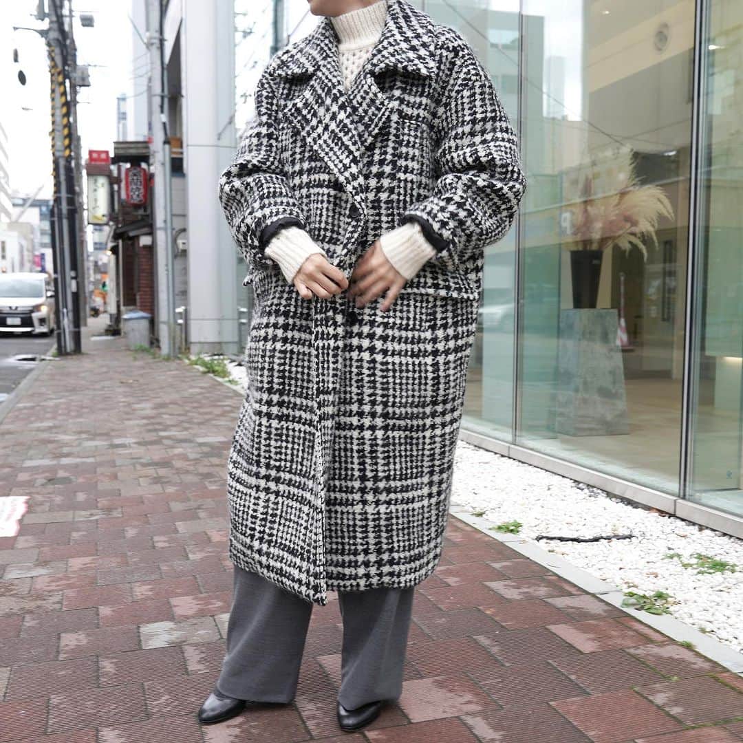 のインスタグラム：「. [CLANE] SHORT SHAGGY COCOON OVER COAT.  CLANEでは珍しい、低身長の方でも着やすいやや短めの丈感で、全体的に丸みのあるオーバーサイズコート。 千鳥柄の生地は、スラブ糸、ループ糸、モヘア糸をMIXさせた、立体感と表情のある生地に仕上げました。 日本製素材の拘りの生地を使用しました。  胸とウエスト部分にポケットを施し、衿に釦を付けて閉じて着られるデザインと機能性を兼ね備えたアイテムです。 袖幅も太めに設定しているので、オーバーサイズのニットも着込んでいただけます。  -  #mawsapporo #MāW #insonlinestore #clane #sapporo #hokkaido #23aw」