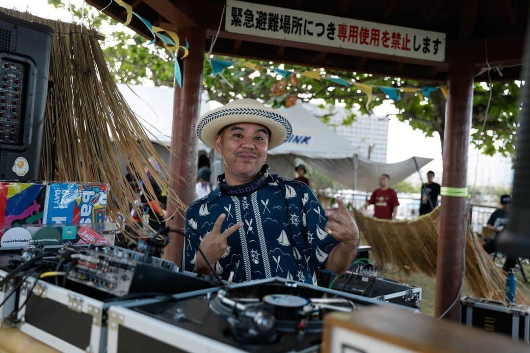 上江洌清作さんのインスタグラム写真 - (上江洌清作Instagram)「WWW2023  モンパチフェス余韻  魅惑のAloha Blossom lounge🤙🏾🌴  この日の為に自腹で（当たり前） WEZ TWINS パネル作りました❣️  使い道はおいといて  最高な仕上がりに大満足でした🙌  リラックス重視  自由な空間を一緒に作って頂いた、皆様  改めてありがとうございました‼️  photo by @saru_0305   #MONGOL800  #モンパチ　  #モンパチフェス」11月10日 9時28分 - 00800