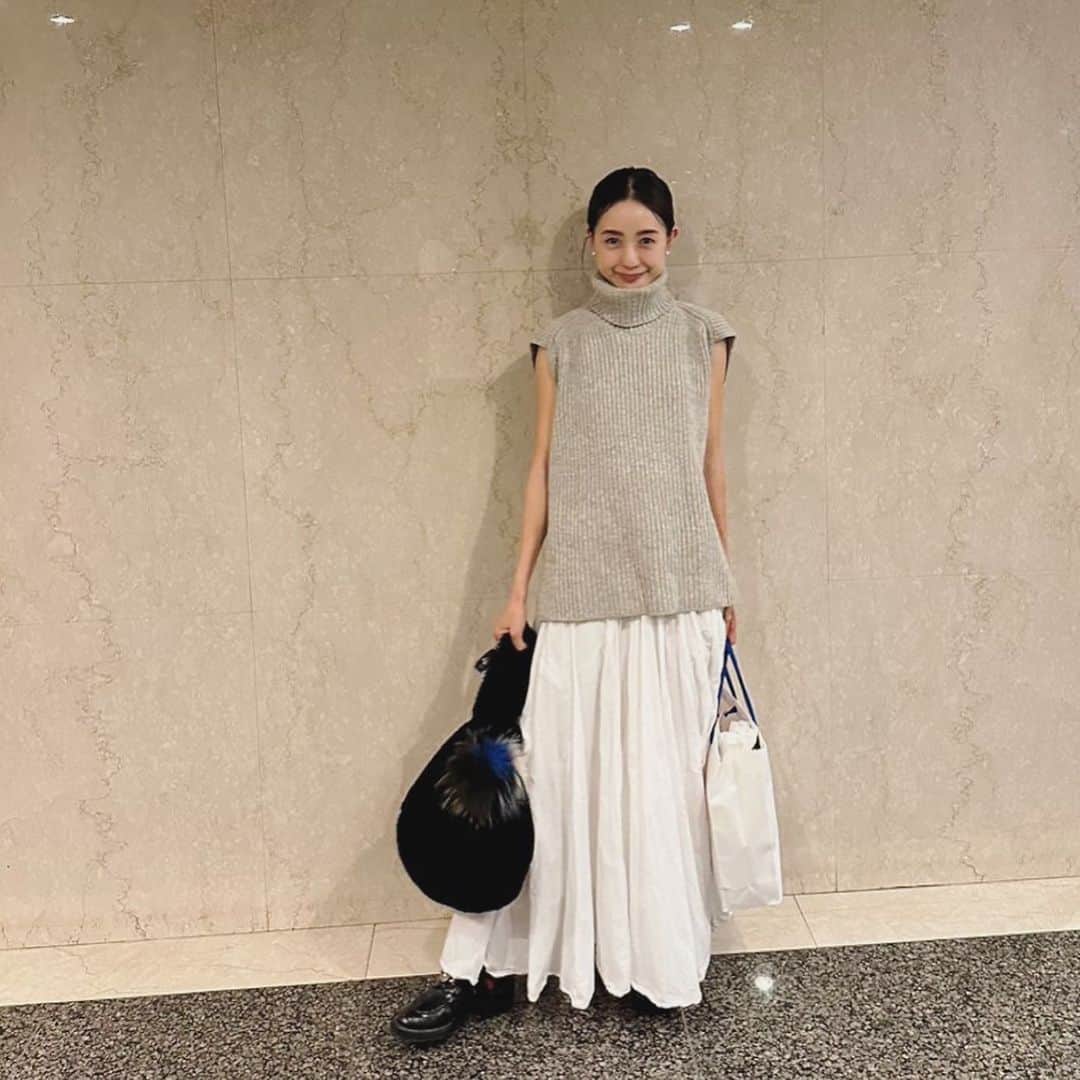 古谷有美のインスタグラム：「👯‍♀️ 今週は北海道の姉夫婦が来てくれ 子どもたちも大喜び！ でも誰よりもわたしが浮かれていたのはここだけの話。  昔から姉のことが好きで好きで なんでも真似っこしてきた。 絵も歌も上手くて、おしゃれで、 それでいてとびっきり面白い姉。 わたしの笑いのDNAは全て姉から来ている。 (稲中とかごっつええとかその他多数)  パーティ行かなあかんねん！ ということで、大人だけで楽しい夜。  knit: THE KEIJI skirt: united arrows shoes: BALENCIAGA bag: no brand ring: Hermes   着ているものすべて大昔の買い物です。 バッグに至っては大学生のころ どこかの雑貨屋で見つけたものだった気が... あまり参考にならないかもですが🥲」