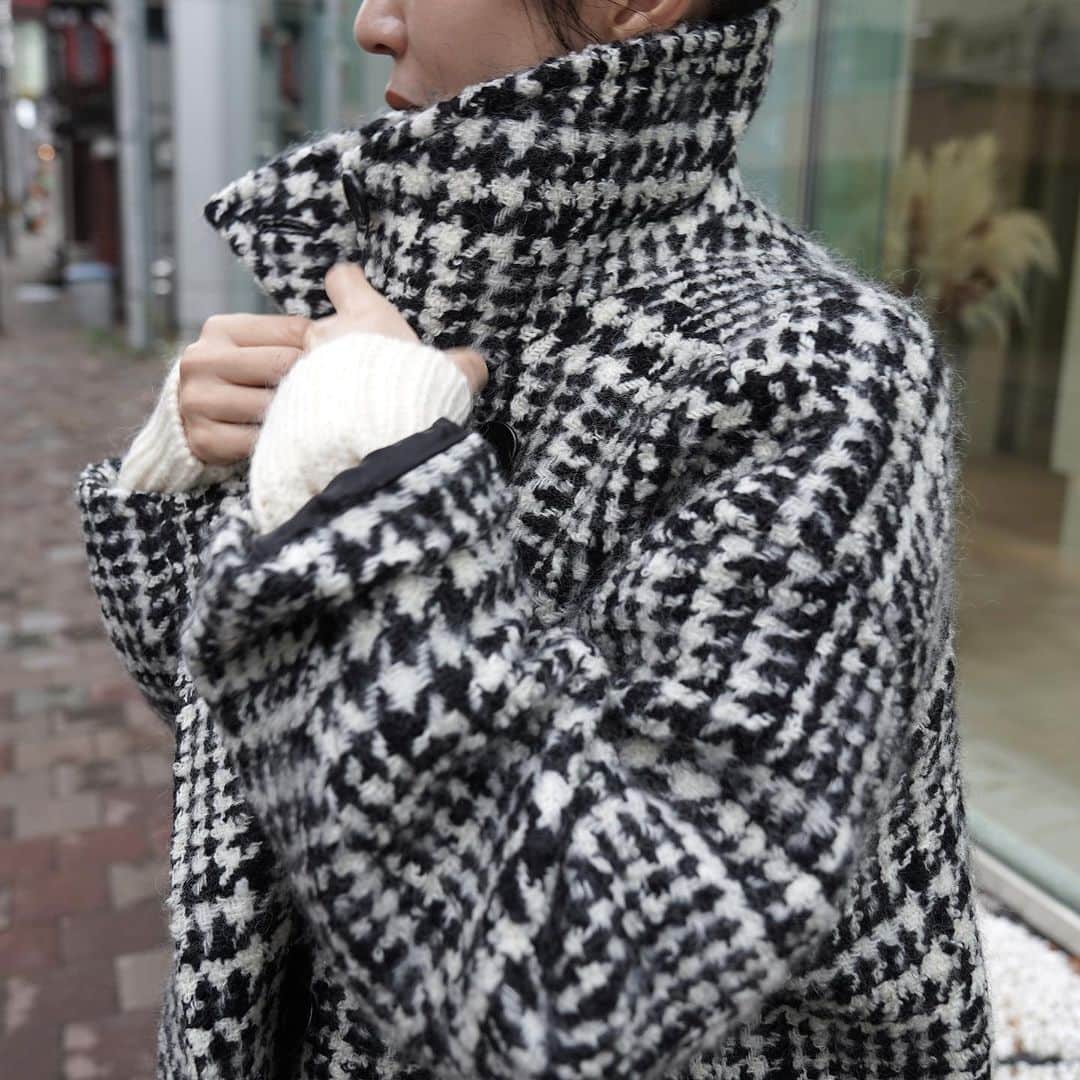 のインスタグラム：「. [CLANE] SHORT SHAGGY COCOON OVER COAT.  CLANEでは珍しい、低身長の方でも着やすいやや短めの丈感で、全体的に丸みのあるオーバーサイズコート。 千鳥柄の生地は、スラブ糸、ループ糸、モヘア糸をMIXさせた、立体感と表情のある生地に仕上げました。 日本製素材の拘りの生地を使用しました。  胸とウエスト部分にポケットを施し、衿に釦を付けて閉じて着られるデザインと機能性を兼ね備えたアイテムです。 袖幅も太めに設定しているので、オーバーサイズのニットも着込んでいただけます。  -  #mawsapporo #MāW #insonlinestore #clane #sapporo #hokkaido #23aw」
