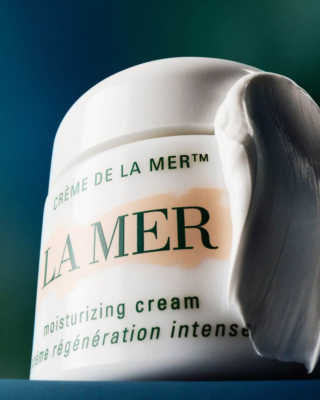 ドゥラメールのインスタグラム：「You are what you apply – which La Mer moisturizer are you? Round out your skincare regimen with the one suited to your skin type.  The Moisturizing Cool Gel Cream Ideal for oilier skin, this lightweight texture nourishes, calms and comforts skin, helping to minimize the look of visible irritation.  The Moisturizing Soft Cream Ideal for combination skin, this silky-soft texture delivers all-day healing moisture, and reveals visibly plumper, healthier, lifted-looking skin.  Crème de la Mer Ideal for drier skin, our iconic, ultra-rich moisturizer helps heal dryness and energizes repair to unlock a world of rejuvenation.  Discover your renewing moisture match at the link in bio. #LaMer #LaMerSkincare #LaMerCoolGelCream #LaMerSoftCream #CremedelaMer」