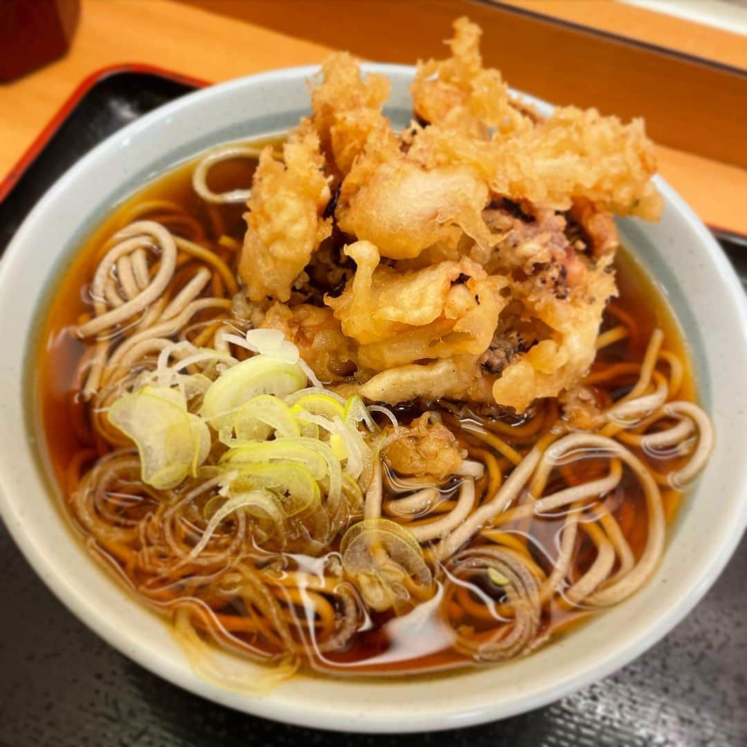 木村ひさしのインスタグラム：「最高のおっさんの朝ごはん。 かのや　ゲソ天そば #最高のおっさんの蕎麦  #2024チャレンジ第一弾」