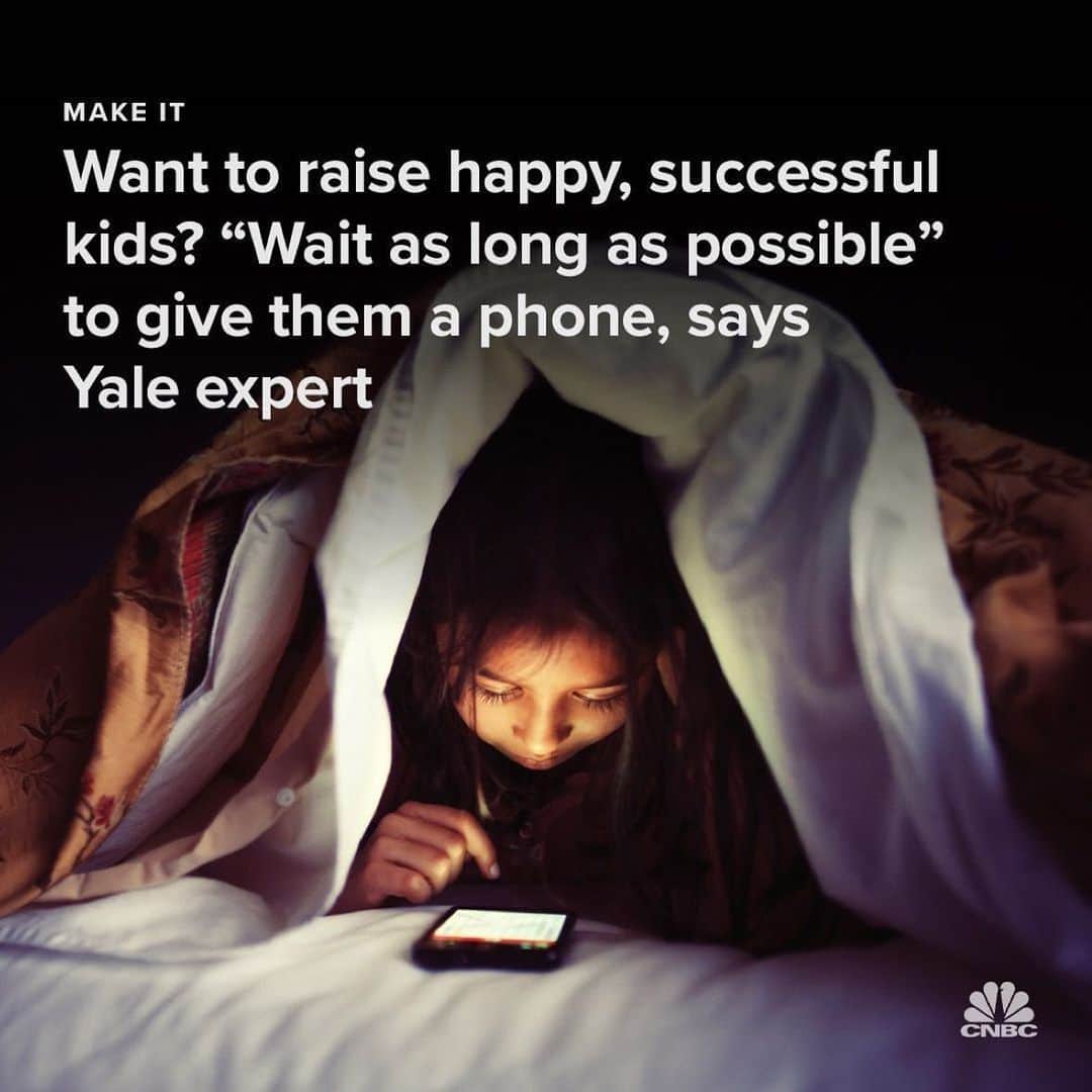 エブロ・ダーデンのインスタグラム：「Isa not getting a phone until she has to be somewhere daily without an adult I can’t contact directly. … So like 13-14 yrs old. Let’s see how this works out 🤣」