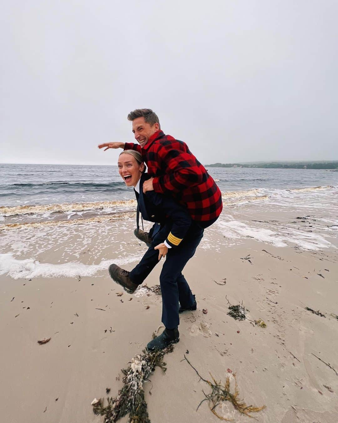 レイチェル・スカーステンさんのインスタグラム写真 - (レイチェル・スカーステンInstagram)「Some behind the scenes 📸 of the making of ‘Christmas Island’ - a truly WONDERFUL experience thanks to all the beautiful humans both in front of and behind the camera. Grab your jule log and your eggnog people 🎄 and catch all our shenanigans this Saturday, November 11th at 8pm on @hallmarkchannel」11月10日 9時38分 - rachieskarsten