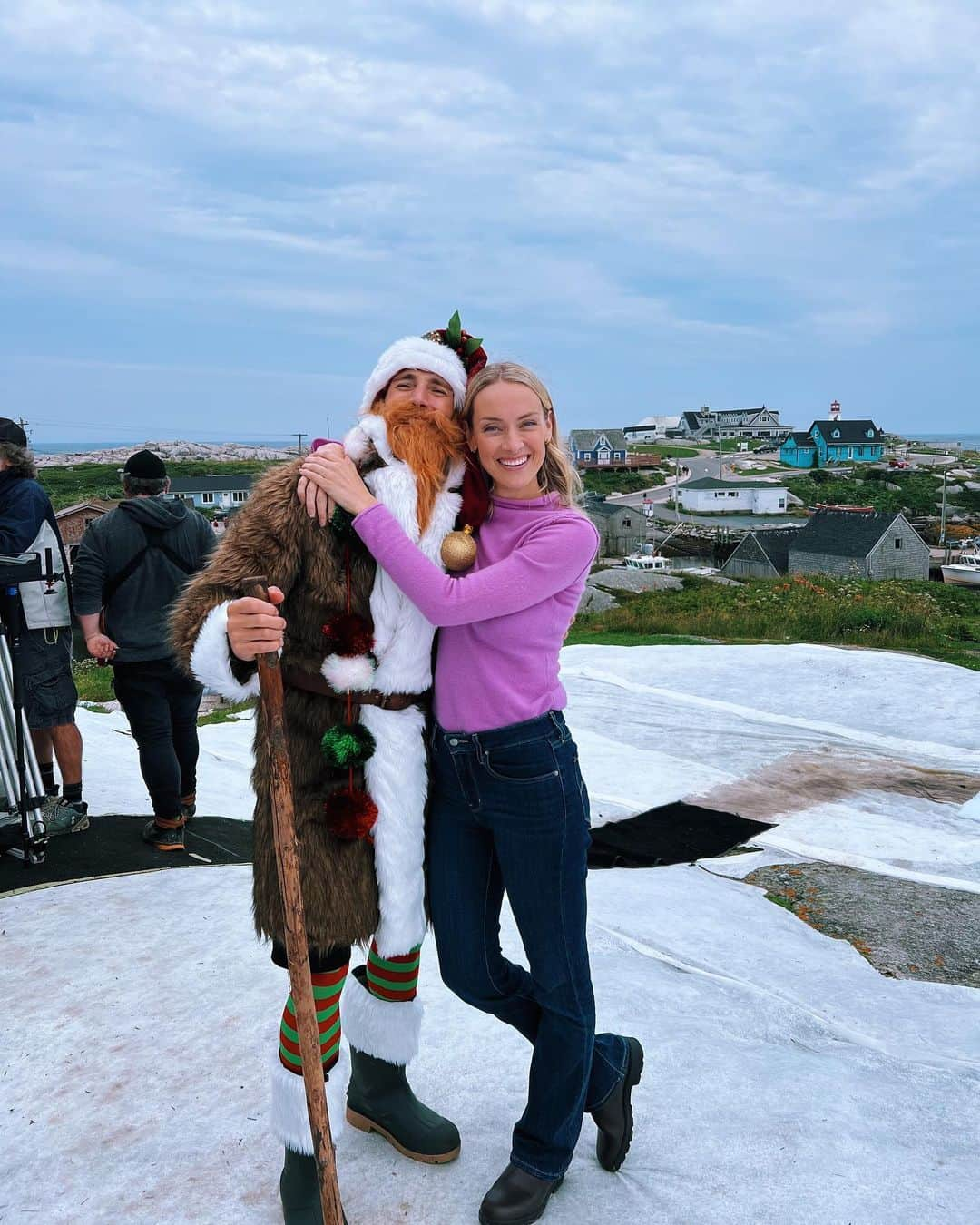 レイチェル・スカーステンのインスタグラム：「Some behind the scenes 📸 of the making of ‘Christmas Island’ - a truly WONDERFUL experience thanks to all the beautiful humans both in front of and behind the camera. Grab your jule log and your eggnog people 🎄 and catch all our shenanigans this Saturday, November 11th at 8pm on @hallmarkchannel」