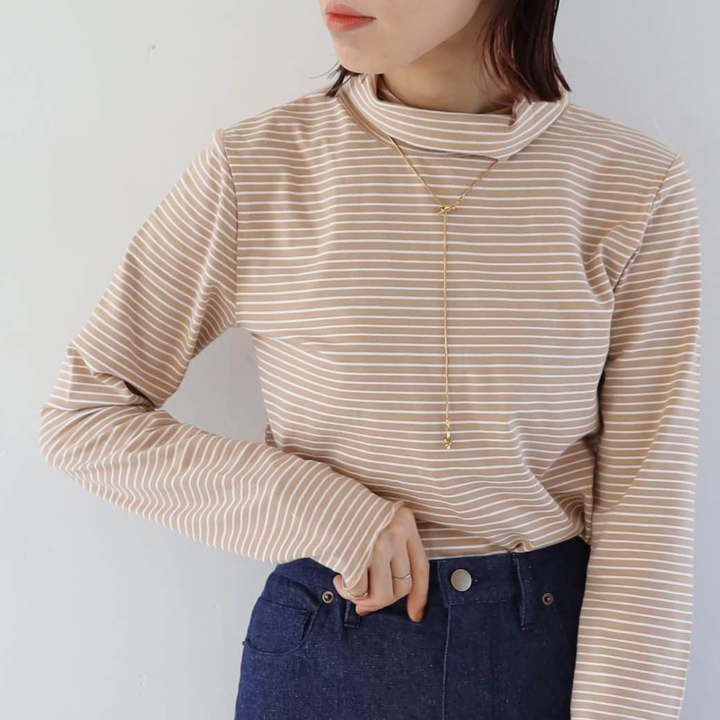 Crispさんのインスタグラム写真 - (CrispInstagram)「_NEW IN ⁡ ⁡ ✓2wayタートルボーダーTシャツ ￥4,620(税込) beige,orange,dark-gray ⁡ ⁡ 前後2way仕様のボーダーカットソー。 メイン使いはもちろん、インナーとしても大活躍◎ 女性らしい程よくコンパクトなシルエットで、 カジュアルにもきれいめにも着回せる万能アイテムです。 ⁡ ⁡ ⁡ #Crisp2023aw #Crisp_style #Crisp #クリスプ #秋コーデ #c1R3381 #cr_2wayタートルボーダーTシャツ」11月13日 18時00分 - crisp_official