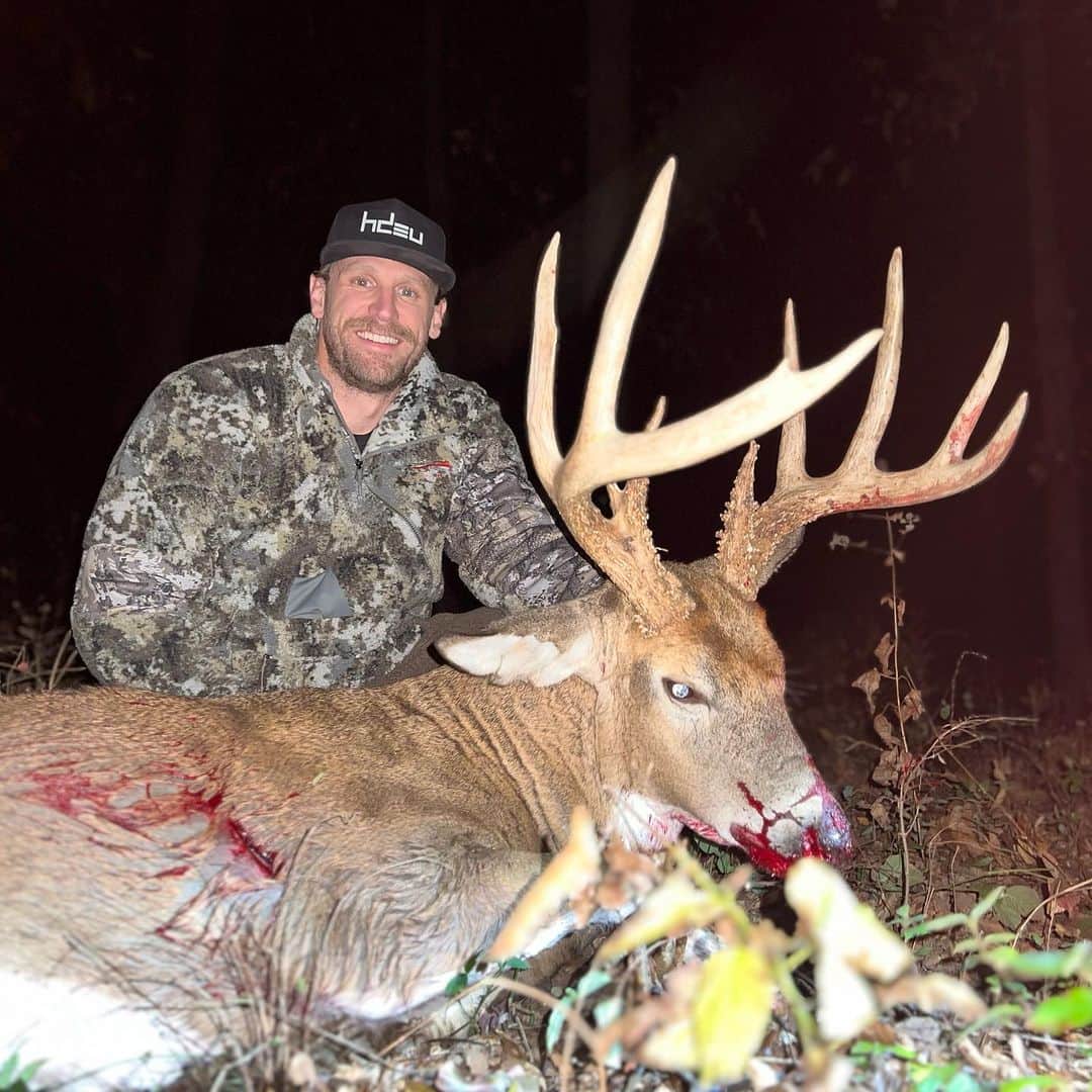 チェイス・ライスのインスタグラム：「My God y'all, IT FINALLY HAPPENED. I've had the toughest year of hunting in my life. Over 40 days on the mountain or in the woods. So many missed opportunities whether it was my fault or just huntin with a bow being tough as hell. Almost didn't come up cause the CMA's in Nashville last night had me all sorts of hung, but came last minute and finally got it done! We named this deer Big Balls cause they're giant😂 But Big Balls is down in Illinois.」