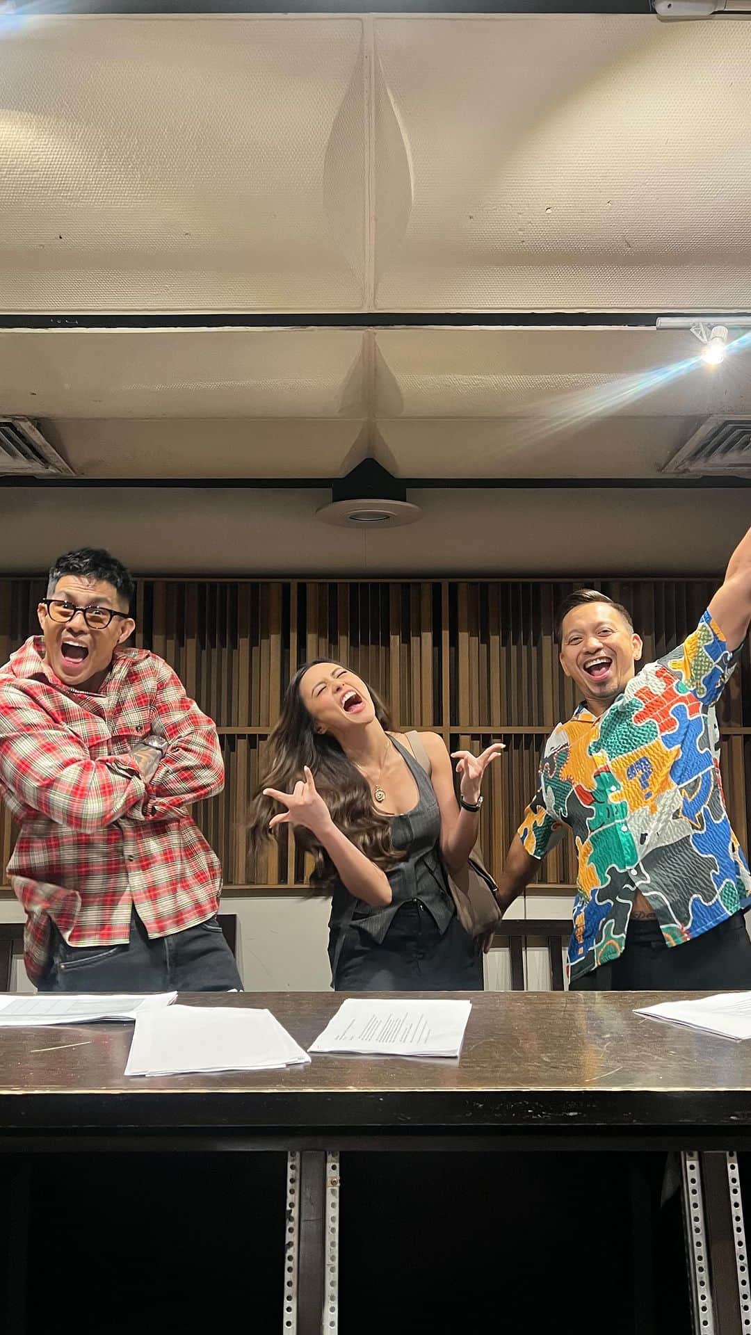 Kim Chiuのインスタグラム：「All set and ready!!!!❤️💪🏼 let’s goooooooo #TeamJhongKimIon 11:30 @itsshowtimena 🙏🏻  Salamat sa inyo mga kuys at shempre sa buong team!!!!! Let’s do this!!!!! Kaya natin to!!!! Lets go!!!!! @jhonghilario @pereziion27 #MAGPASIKAT2023」