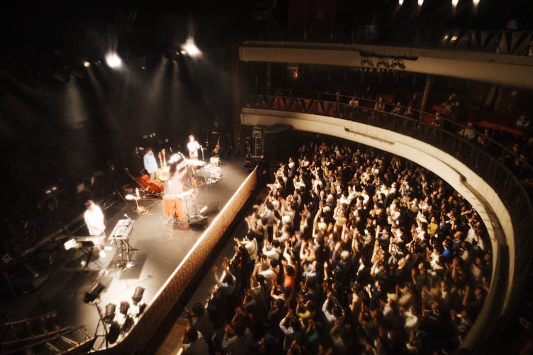NakamuraEmiさんのインスタグラム写真 - (NakamuraEmiInstagram)「🪢  LIVE.56 2023.11.9 突然ONEMAN in 東京 BAND編成 at 東京キネマ倶楽部  きてくださった皆様ありがとうございました。また改めますが、あんな瞬間があるから頑張れます。素晴らしいメンバーと、スタッフ達に感謝です！  photo / 渡邉隼 @hayatowatanbe   Gt.MPC.Arr.Prd. カワムラヒロシ Bass. 片野吾朗 MPC. 熊井吾郎 PA.ケニー Mon. 新井音響 Light. 武森妃美 (宮崎ちゃん、伊藤ちゃん) Tec.カッキー  #突然ワンマン」11月10日 9時59分 - nou.emi