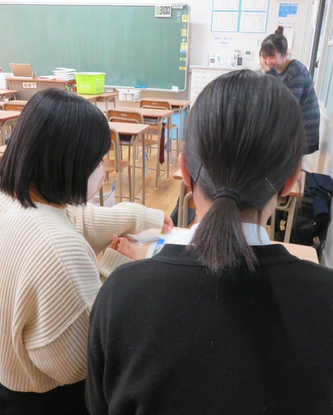 福岡女子短期大学さんのインスタグラム写真 - (福岡女子短期大学Instagram)「💠子ども学科1年生「保育基礎」  子ども学科1年生「保育基礎」は学外学習としてグループに分かれて活動を行いました。  こちらは太宰府中学校にて放課後学習会の補助ボランティアとして活動しました。太宰府中学校の皆様ありがとうございました。  #福岡女子短期大学子ども学科 @fwjchild   #福岡女子短期大学 #子ども学科 #中学校　#中学校訪問 #保育士の卵 #幼稚園教諭の卵」11月10日 9時51分 - fukuoka_wjc