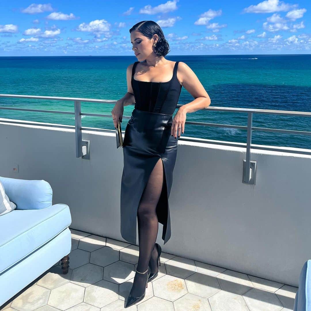 のインスタグラム：「💙 Had to bring that Miami heat to  THR’s Latin Power event! It was beyond emotional to be honored along side living legends @gloriaestefan @emilioestefanjr @officialdannytrejo and #CrisAbrego 💙  Check out the whole incredible list of @hollywoodreporter Powerful Latin Players in Film, TV and Music. Link in my stories. 💪🏽  💙 love to this 🔥glam & PR team: @sammie_oluyede  @naivashaintl  @jessicasmalls  @karlawelchstylist」