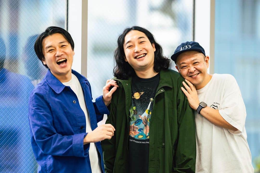 のインスタグラム：「今日はラジオが2つの日 11月10日(金) 『かが屋の鶴の間』 23:30~24:00(RCCラジオ)  『宮下草薙の15分』 26:45~27:00(文化放送)  鶴の間のゲストはなんとサルゴリラさんです。なんで来てもらえることになったか放送で聴いてもらえると嬉しいです。収録とにかくはしゃいでしまっているので少し後悔しているところもありますが本当に楽しかった。今日も宮下草薙の15分に出させてもらうので合わせて聴いてもらえたらベスト。」