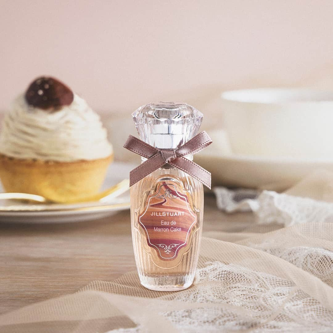 JILLSTUART BEAUTYのインスタグラム：「JILL STUART The Sweetest Birthday Wishes Limited Items 〜 Eau De Marron Cake 〜 11月17日(金)より発売《予約受付中》  ■オード マロンケーキ (20mL) 芳醇なマロンとなめらかなマロンクリームの甘さに、 赤ワインのコクをアクセントで加えた、 優しくまろやかなマロンケーキの香りのオードトワレ。  〜大山氏よりコメント〜 ジルスチュアート オード マロンケーキは、 渋皮や蒸したての和栗の複雑な香りに、 赤ワインやダークなベリーで奥ゆかしさを表現しています。 アクセントに赤ワインを加えて、落ち着きのある香りに仕上げました。  ラベルと箱は、甘いクリームが混ざる様子をマーブリングで表現して、特別な一日を演出します。  #jillstuart #jillstuartbeauty #ジルスチュアート #patisserieease #パティスリーイーズ #ease #イーズ #大山恵介 #オードトワレ #香水 #マロンケーキ #モンブラン #ケーキ #ギフト」