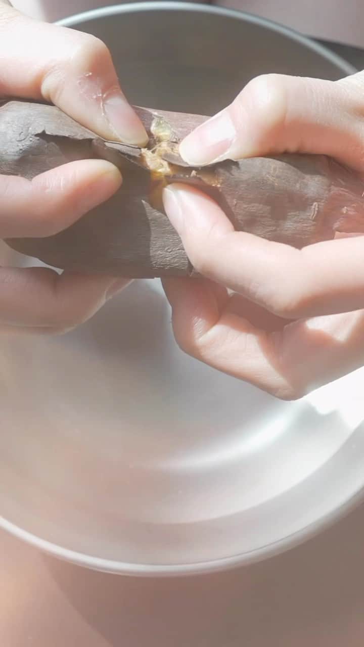 りんの田舎暮らしのインスタグラム：「田舎飯シリーズ②🍠  #北海道 #田舎暮らし #移住 #古民家 #田舎飯 #囲炉裏のある暮らし #焼き芋 #車中泊 #美容 #ダイエット #動画外のご飯も今後たまにご紹介していきます」