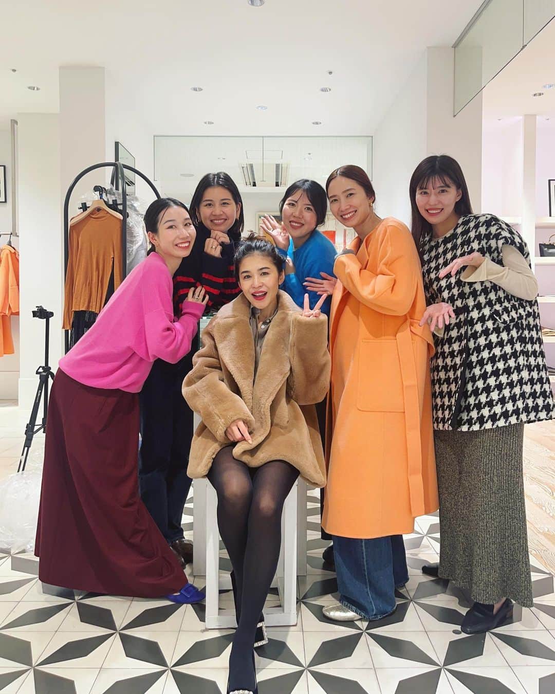 辻直子のインスタグラム：「@tomorrowland_womens #ladys👯‍♀️#marunouchi  #昨晩はお付き合いくださりありがとうございました #気持ちいいお仕事のあとの記念撮影はみんなニコニコで清々しい表情🫶🏻こういうの大好きです  インスタライブのアーカイブは @tomorrowland_womens から是非🌀   私がライブ中に着ていたベージュのコートは絶妙なトーンで、見て触ってニュアンスを感じて欲しくなる  数日前にフィードで着ているネイビーは濃紺、 ベイシックなカラーに間違いなく合うネイビー  ネイビーもトーンによってはトラッドで制服のようだったりワークウェアーのようなカジュアルでメンズっぽく見えるネイビーもあるから、どう着たいか？が選ぶ基準  ショートとロングはコーディネートの拡がり方が全くテイストが生まれるはず  きっとどちらを選ぶか迷いそうな、 ワードローブにあったらいいなのコートですよ🫶🏻  昨日の口紅💄は、今の気分にぴったりな理想の赤 発売した @blanche_etoile  の口紅をつけていきました♡」