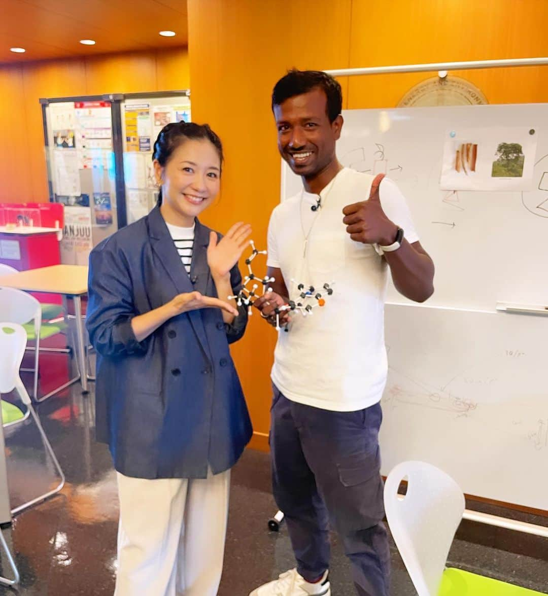 関根麻里のインスタグラム：「Santanu Mondal from India is researching super organic catalyst making medicine in eco friendly way! Thank you for showing your incredible research! @santanumondal06   インド出身のサンタさんことサンタヌさん！環境に優しい有機触媒を使った製薬方法の研究を紹介してくださいました！ #人工酵素！  #OIST #沖縄科学技術大学院大学 #OkinawaInstituteofScienceTandTechnology @oistedu  #笑ってコラえて @warakora_ntv  TVerで配信していますので、ぜひご覧ください！（11月8日放送回） You can watch this episode on TVer!」