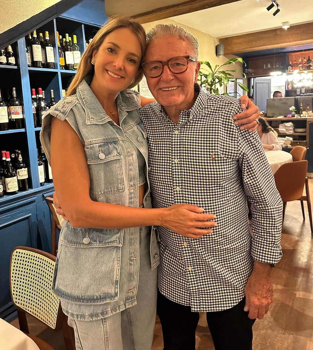 Tic iPinheiroのインスタグラム：「Comemoração antecipada do aniversário do meu paizinho que fará 84 anos dia 13/11. A semana inteira será de festa, já que ele estará comemorando em Maceió no seu dia, junto  com minha mãe meu irmão ! Para quem não sabe, meu avô é alagoano e meus pais estão indo curtir uns dias com a família de lá!!! Por isso meu amor gigante pelo nordeste!!! Amo estar com meus pais minha familia linda, isso enche meu coração de alegria !!! Paizinho , feliz aniversário, tudo de mais maravilhoso sempre na sua vida e obrigada por tanto❤️ Desejo Saúde, saúde e saúde!!! TE AMOOOOO MUITOOOOO ❤️」