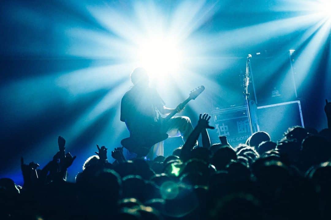 NAOKIのインスタグラム：「. ⁡ 2023/11/07 ⁡ Zepp Osaka Bayside ⁡ すげー楽しい一日やったなぁ。 ⁡ コリンズツアーも残りあと2ヶ所で終わりかー。 さみしいねぇ。。。 ⁡ photo by @__tpwbo  ⁡ ⁡ #コリンズツアー #ZeppOsakaBayside #10FEET」