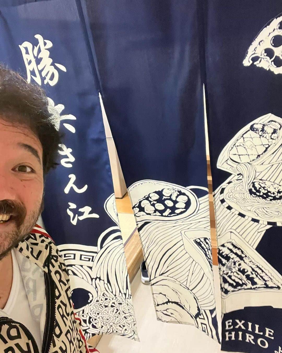 のインスタグラム：「ミュージカル「LUPIN」ついに幕があきました 古川氏の情熱的トークに小池さんの想いの詰まった感動の涙 素晴らしい初日でした 俺もHIROさんから楽屋のれんいただいて 気合い入りました🫡 後は皆んなで楽しんでブラッシュアップしていくだけ もちろん みんなの中には観にきて頂くお客さんも入ってますよ👍 最後までルパン街道突っ走るりますんでよろしくお願いします🥺 #帝国劇場 #ルハン」