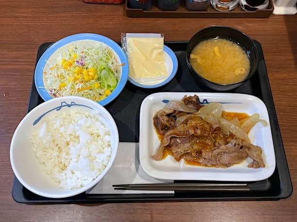 小野瀬雅生のインスタグラム：「松屋で牛生姜焼定食ウマウマウー☆一時期集中的に追っていた牛肉の生姜焼き☆松屋のメニューにありました☆生姜焼きと云えば豚肉☆でも牛肉も結構生姜焼きにするんですね☆今まで馴染みがなかっただけに興味深いのです☆松屋の牛生姜焼はかなり最適解に近いと思う☆甘辛で生姜がピリッと効いていて☆ヒジョーにウマイ☆マヨネーズはサラダの方に全面参加☆牛生姜焼とご飯☆牛生姜焼とご飯☆牛生姜焼とご飯☆三度申し上げました☆気に入りました♫ #牛生姜焼定食 #松屋 #牛肉の生姜焼き #牛生姜焼 #小野瀬雅生 #onosemasao #ウマウマウー #ヒジョーにウマイ #マヨネーズはサラダに #牛生姜焼とご飯 #気に入りました」