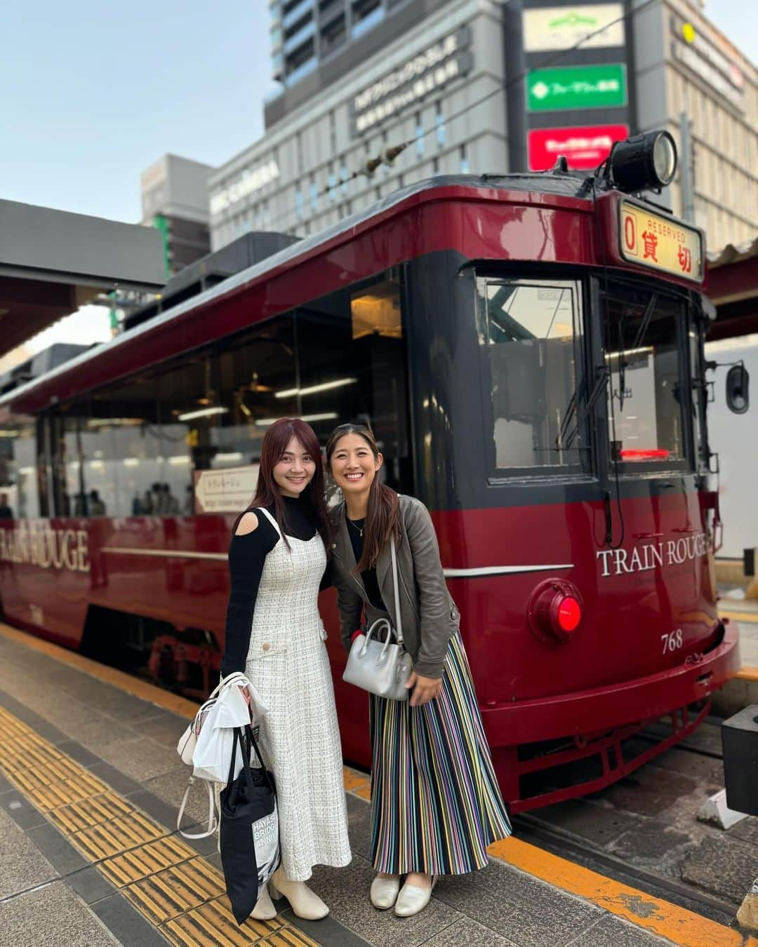 大井智保子さんのインスタグラム写真 - (大井智保子Instagram)「広島神楽＆トランルージュ🚊❤️ たまちゃんと一緒に🫶 初乗車でした🥹❤️  豪華お食事をいただきながら、 広島駅を出発💨  まず 広島駅〜横川へ いつも行っている横川駅が違う景色みたいだったな…💭  横川で穴子丼が乗り込まれて🤤あったかい穴子丼を追加していただけました🙏  それから西広島へ🌆  もりくみさんの面白トークがまた癒しで、 最高の旅です♡♡  あ、もちろんお酒もいただけるよ🍺🍶  その後平和公園前までもどり、トランルージュともりくみさんとはさようなら👋🥲  そのあとは、神楽観賞だよ👹 「土蜘蛛」という神楽の演目で、初めてでしたがすごかった〰︎🔥  本当にスペシャルなイベントでした😍  県外や外国から来られた方にももちろんおすすめだけど、 いつもの広島が非日常に感じられるので、地元の方にもおすすめ😆✨  楽しかった…💓  また乗りたい😆✨  #広島電鉄 #ひろでん #広電 #トランルージュ #広島トランルージュ #trainrouge  #hiroshimatrainrouge  #広島観光 #hiroshima #広島旅  #MCもりくみ さん  #もりくみさん #森本久美子 さん #神楽 #広島神楽 #kagura」11月10日 10時13分 - chihokoi