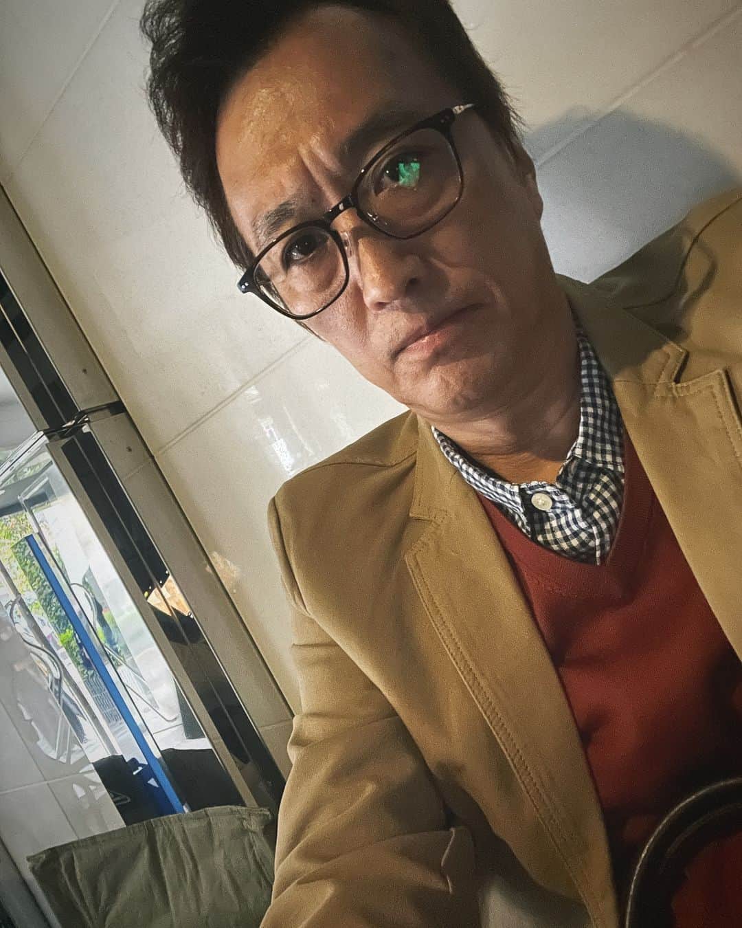 大鶴義丹のインスタグラム：「来年やる、某NHKドラマの撮影現場です。怪しい犯人じゃありません。たぶん。」