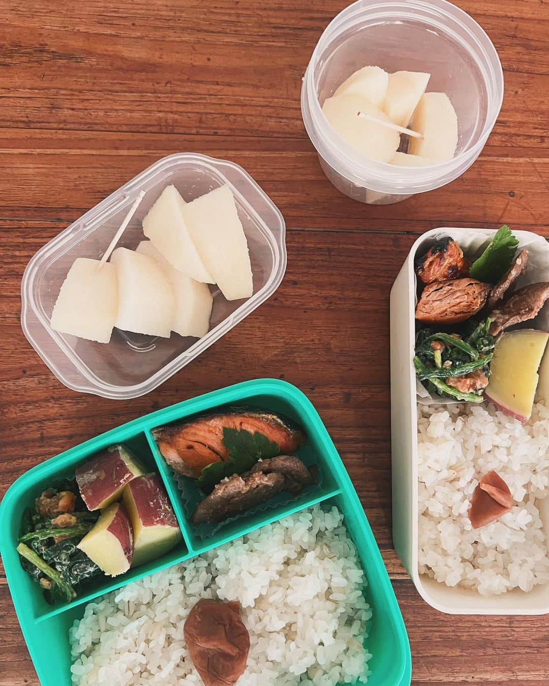 AYUMIさんのインスタグラム写真 - (AYUMIInstagram)「毎日のお弁当 私はご飯の上におかずをのせて、のっけ弁が好きだけれど、のせない方がいいと息子に言われたので分けて入れてみよう  のっけ弁の方が楽なのになぁ〜なんて思いつつ 家にあった懐かしのタッパウェアをお弁当箱に、笑  ⚪︎鮭（焼いた後お醤油を少しかけて） ⚪︎牛タンの味噌漬け ⚪︎ほうれん草のピーナツ和え ⚪︎さつま芋煮 ⚪︎麦入りご飯 ⚪︎自家製梅干し ⚪︎梨  携帯もiPodも家に置いていった #高2息子  携帯に書いてあった言葉にグッとくる 毎日頑張っているんだね🥹  息子や娘に学ぶことも多くなりました 娘には美容のこととかね☺️  それぞれが好きなことたくさん楽しんでほしいな  今日も元気に行ってらっしゃい🌈✨  #AYUMIご飯 #さいしょはフルーツ  #子ども弁当 #息子と娘」11月10日 10時17分 - ayumiayunco