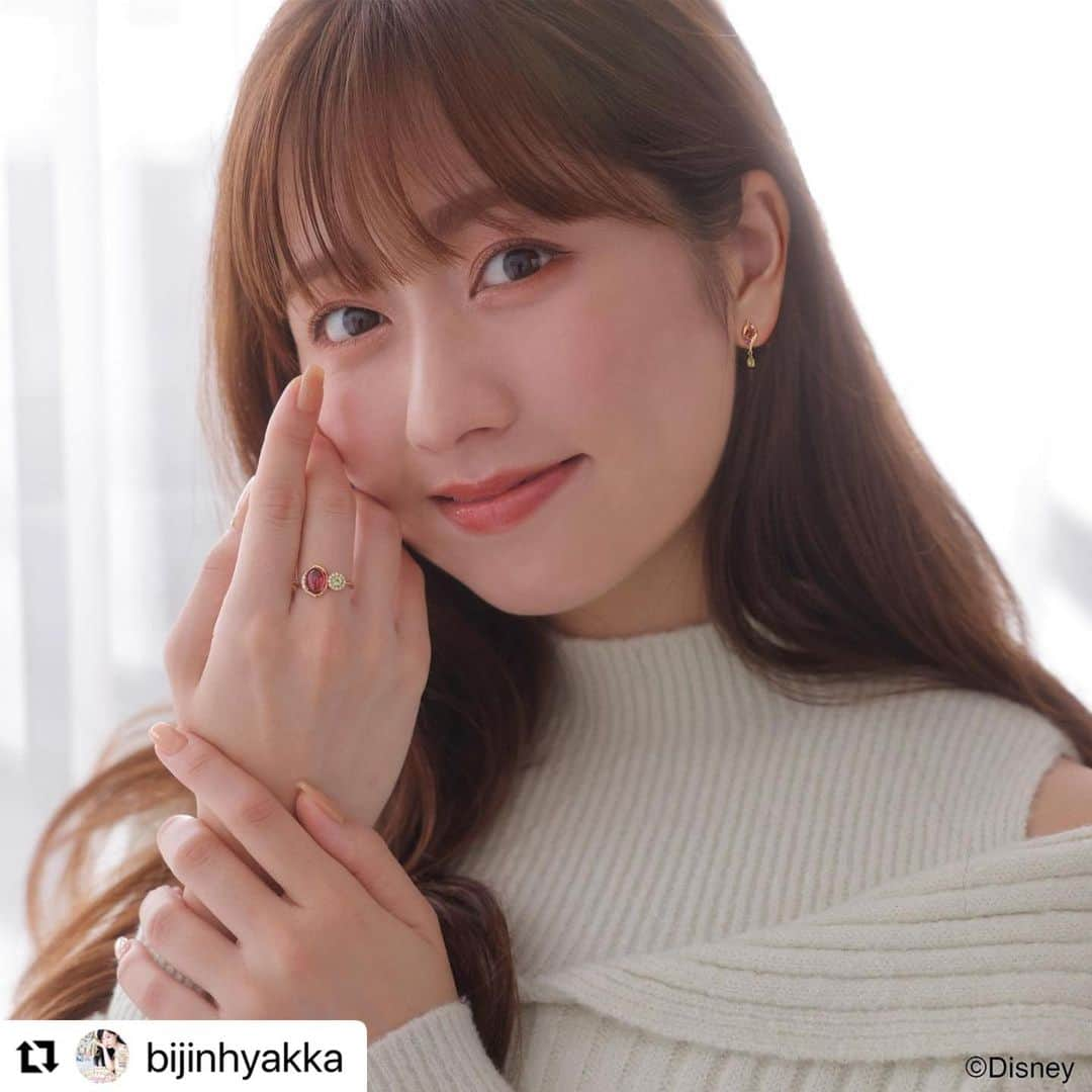 朝日光輝さんのインスタグラム写真 - (朝日光輝Instagram)「ヘアメイクさせていただきました☺️  #Repost @bijinhyakka with @use.repost ・・・ 上品さと華やぎを備えたデザインがレディからの信頼を集める「ヴァンドーム青山」💍🤍 今年創業50周年のアニバーサリーイヤーに、100周年を迎えたディズニーとのスペシャルコレクションが実現🦢　『シンデレラ』『美女と野獣』『リトル・マーメイド』をモチーフにしたとっておきのコレクションがリリースされました💗👏   発売を記念して、美人百花.comでは3作品のアニバーサリージュエリーをご紹介💍✨ モデルを務めてくれたのはディズニー大好き、ももいろクローバーZのあーりんです💗 リッチなジュエリーとあーりんとの美しすぎるビジュアルをご堪能ください💎   １〜2枚目は、胸が高鳴るホリデーシーズンにぴったりな『シンデレラ』コレクション🩰 きらめく魔法の光や、「シンデレラ」が身にまとった淡いブルーのドレスを表現したジュエリーは、最上級のときめきをくれる逸品です🥂   3〜4枚目の『美女と野獣』は、物語の中で最も印象的なダンスシーンをイメージし、寄り添う2人をセットリングに見立てたコレクション💍1本でも重ねても使えます💓   5〜6枚目は、遊び心あふれる『リトル・マーメイド』コレクション。「アリエル」や「フランダー」、「セバスチャン」に「アースラ」🐬それぞれのキャラクターの特徴をジュエリーの色やシルエットで表現。顔まわりにさりげない遊び心をプラスしてくれます🐚   ヴァンドーム青山らしい〝大人なリュクス感〟はそのままに、ディズニーの世界観を緻密に再現したジュエリーコレクション❤️　アイテムの詳細は美人百花.comをチェックしてください 💍✨   #ディズニー #ディズニーコレクション　#ヴァンドーム青山 #vendomeaoyama #PR #あーりん #佐々木彩夏 #ジュエリー #上質ジュエリー #シンデレラ #美女と野獣 #リトルマーメイド」11月10日 10時17分 - mitsuteru_asahi