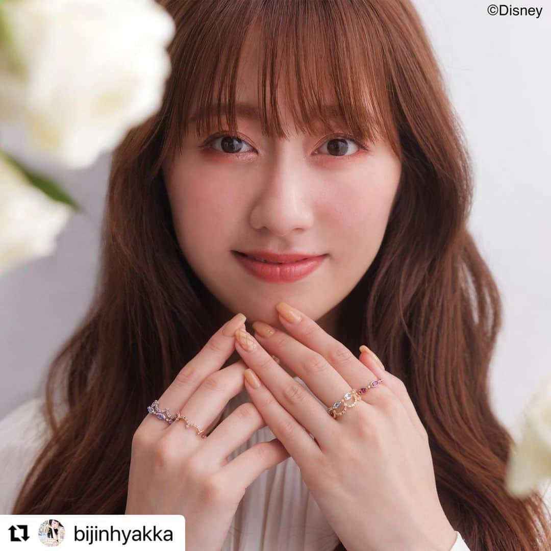 朝日光輝のインスタグラム：「ヘアメイクさせていただきました☺️  #Repost @bijinhyakka with @use.repost ・・・ 上品さと華やぎを備えたデザインがレディからの信頼を集める「ヴァンドーム青山」💍🤍 今年創業50周年のアニバーサリーイヤーに、100周年を迎えたディズニーとのスペシャルコレクションが実現🦢　『シンデレラ』『美女と野獣』『リトル・マーメイド』をモチーフにしたとっておきのコレクションがリリースされました💗👏   発売を記念して、美人百花.comでは3作品のアニバーサリージュエリーをご紹介💍✨ モデルを務めてくれたのはディズニー大好き、ももいろクローバーZのあーりんです💗 リッチなジュエリーとあーりんとの美しすぎるビジュアルをご堪能ください💎   １〜2枚目は、胸が高鳴るホリデーシーズンにぴったりな『シンデレラ』コレクション🩰 きらめく魔法の光や、「シンデレラ」が身にまとった淡いブルーのドレスを表現したジュエリーは、最上級のときめきをくれる逸品です🥂   3〜4枚目の『美女と野獣』は、物語の中で最も印象的なダンスシーンをイメージし、寄り添う2人をセットリングに見立てたコレクション💍1本でも重ねても使えます💓   5〜6枚目は、遊び心あふれる『リトル・マーメイド』コレクション。「アリエル」や「フランダー」、「セバスチャン」に「アースラ」🐬それぞれのキャラクターの特徴をジュエリーの色やシルエットで表現。顔まわりにさりげない遊び心をプラスしてくれます🐚   ヴァンドーム青山らしい〝大人なリュクス感〟はそのままに、ディズニーの世界観を緻密に再現したジュエリーコレクション❤️　アイテムの詳細は美人百花.comをチェックしてください 💍✨   #ディズニー #ディズニーコレクション　#ヴァンドーム青山 #vendomeaoyama #PR #あーりん #佐々木彩夏 #ジュエリー #上質ジュエリー #シンデレラ #美女と野獣 #リトルマーメイド」